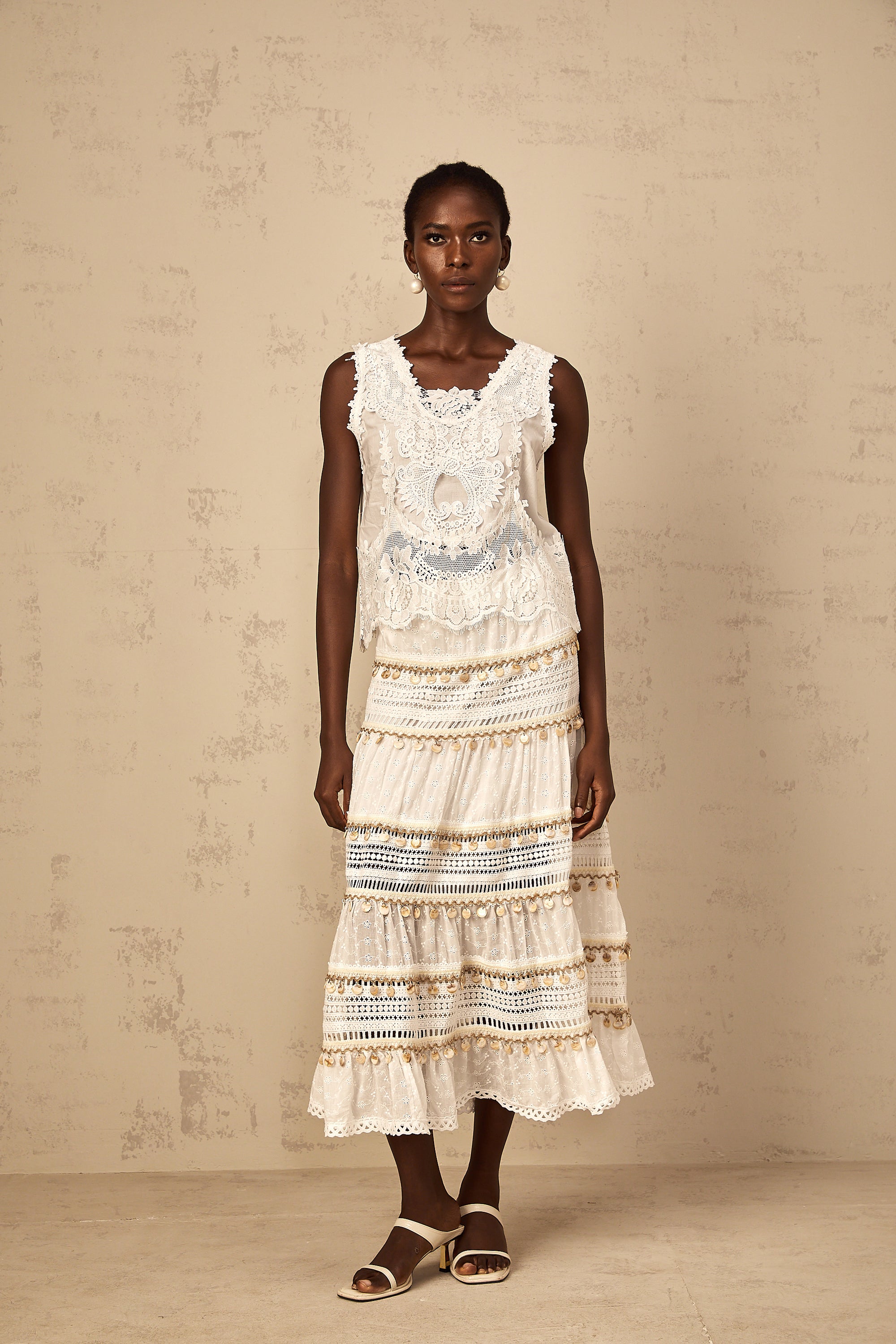 Théoline white floral-embroidered cropped tank top