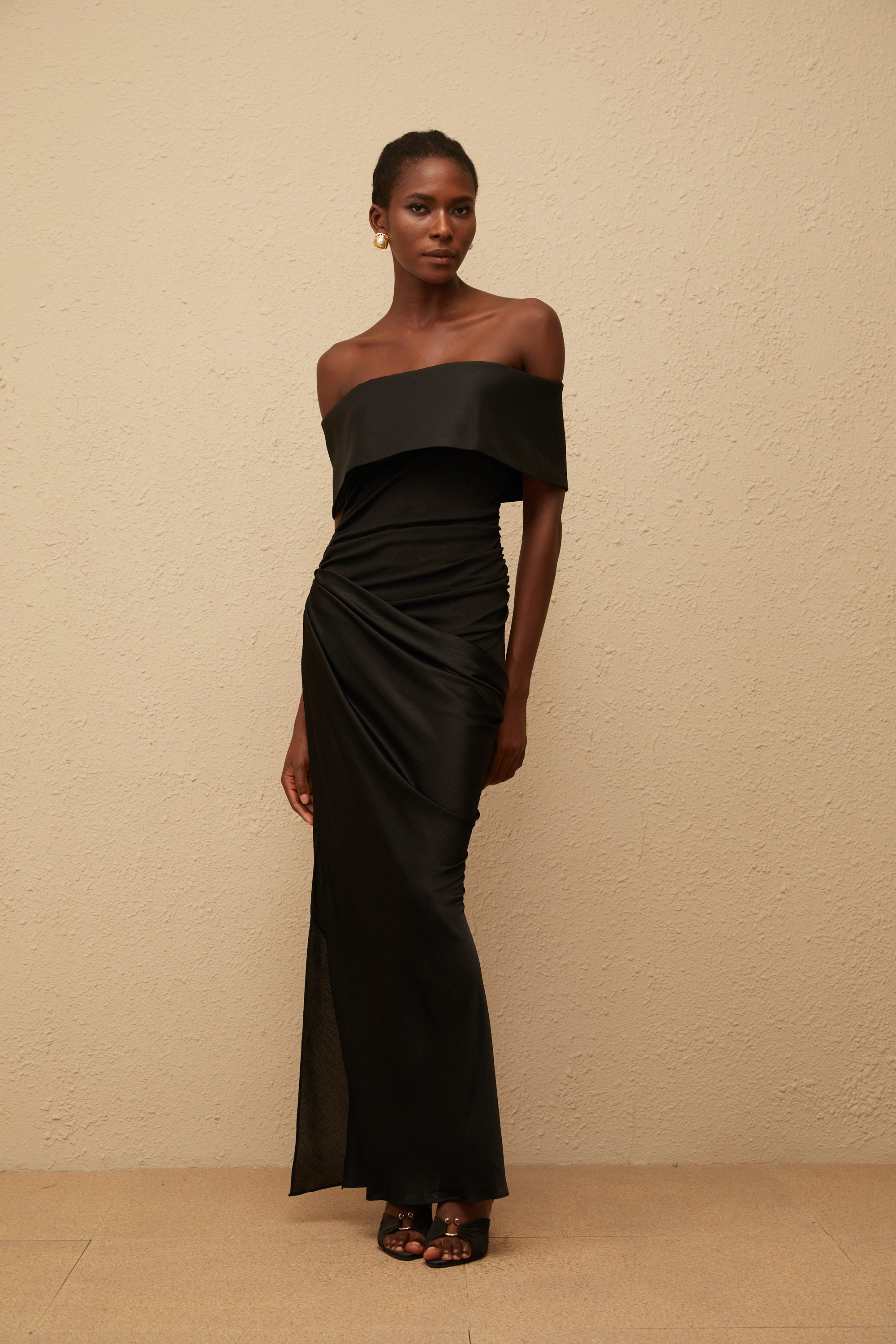 Éther Black Off-Shoulder Satin Maxi Dress