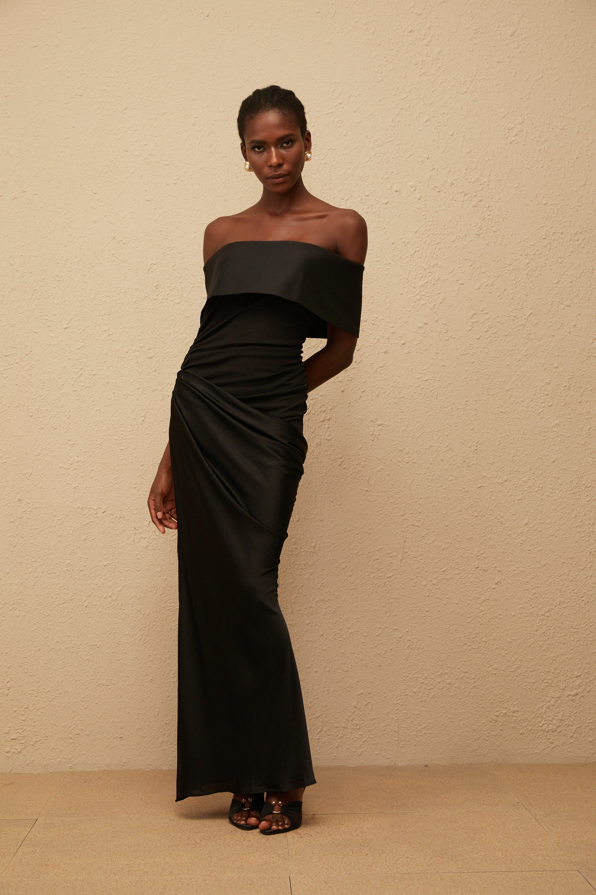 Éther Black Off-Shoulder Satin Maxi Dress