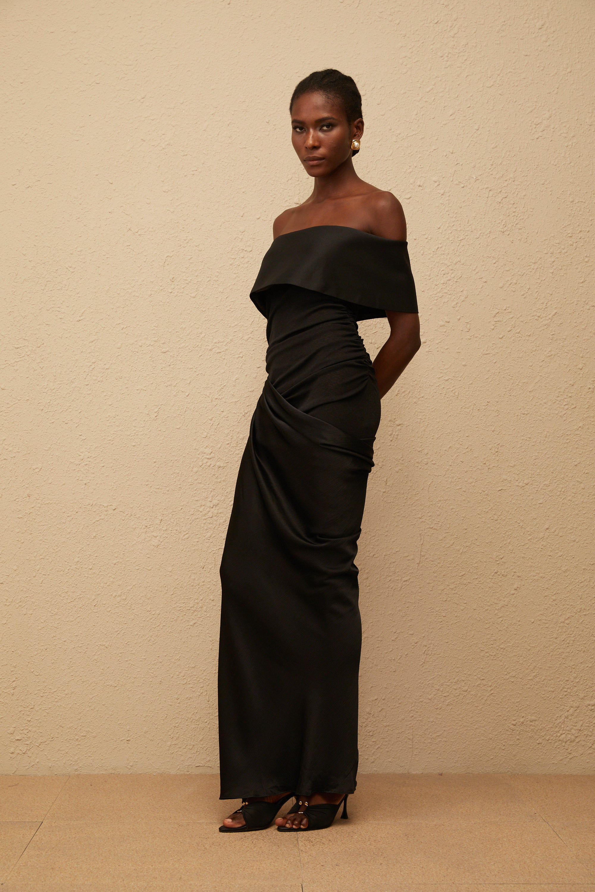 Éther Black Off-Shoulder Satin Maxi Dress