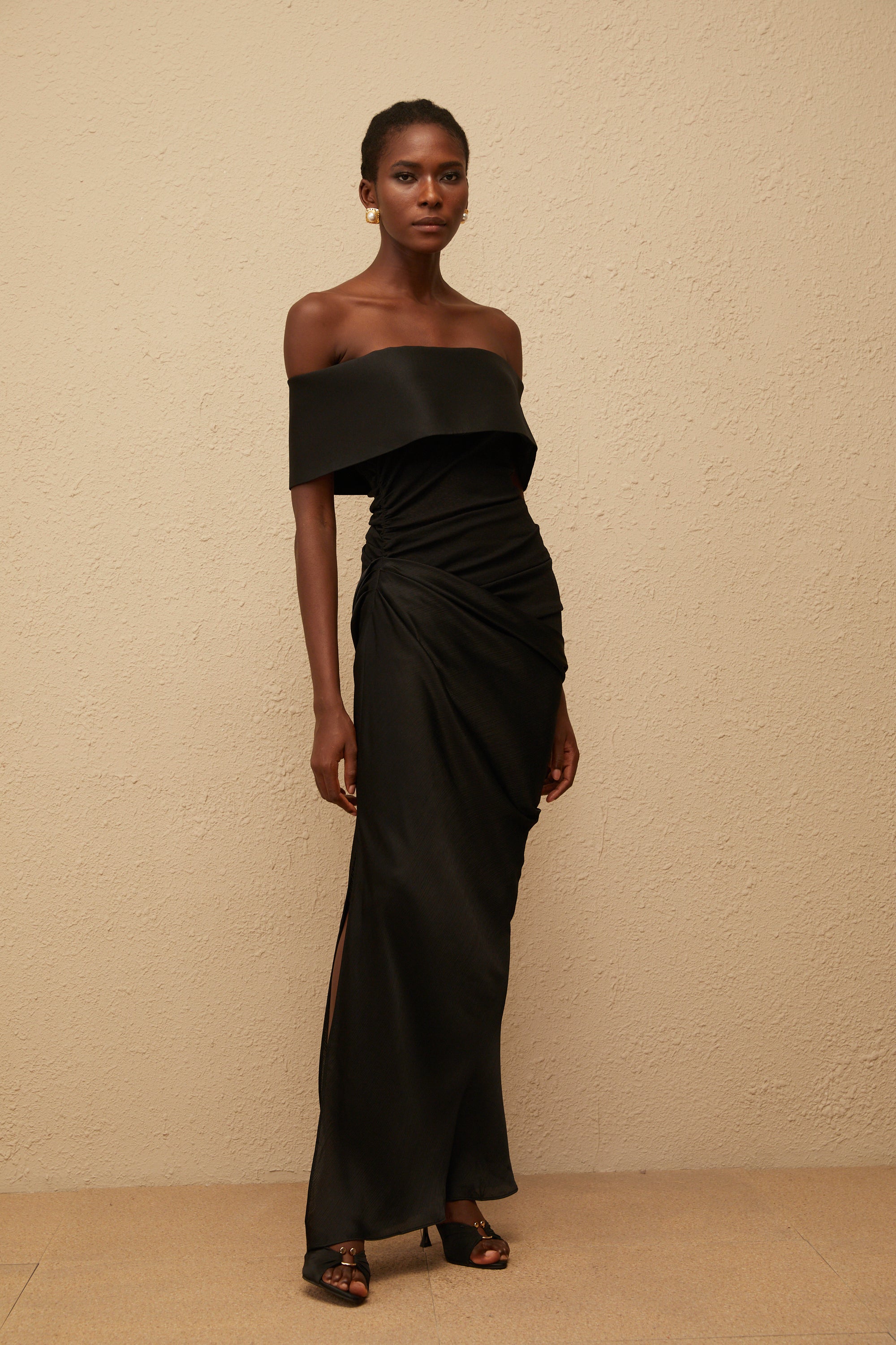 Éther Black Off-Shoulder Satin Maxi Dress