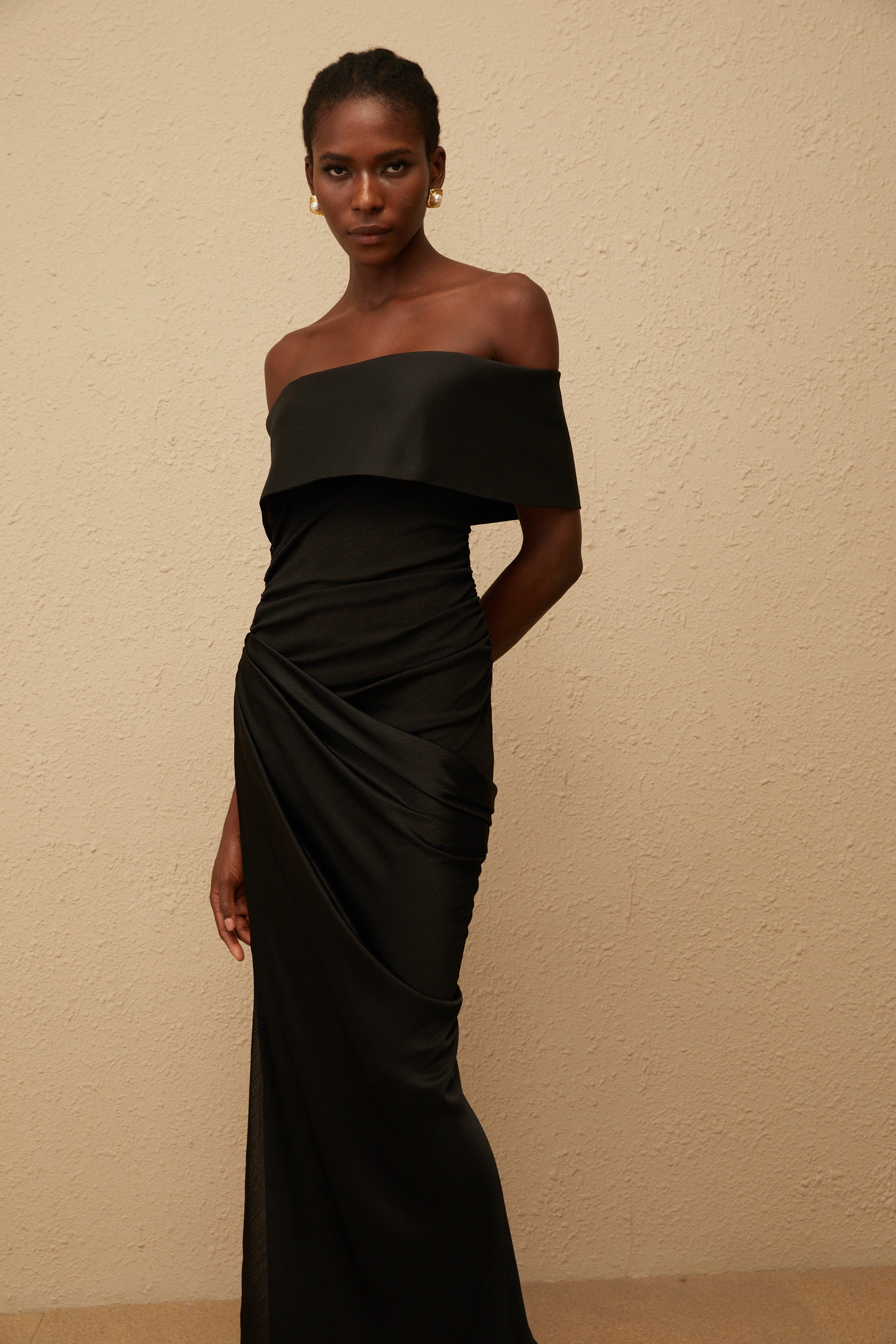 Éther Black Off-Shoulder Satin Maxi Dress