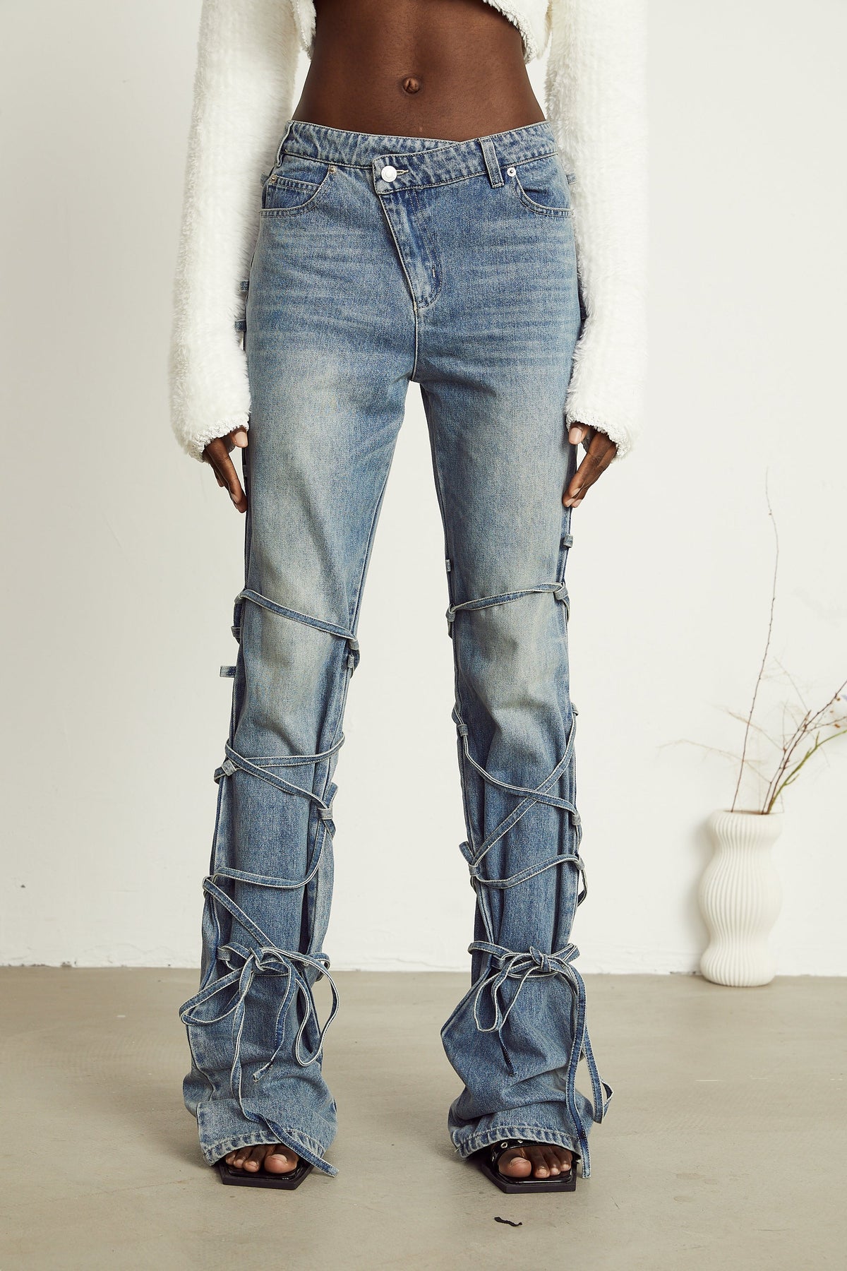 géraldine strap-detail jeans