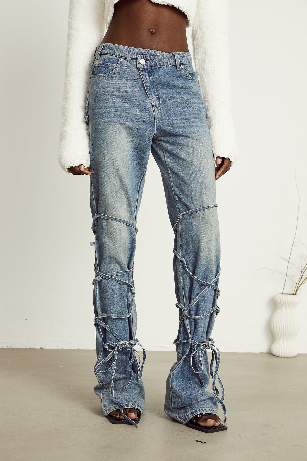 géraldine strap-detail jeans