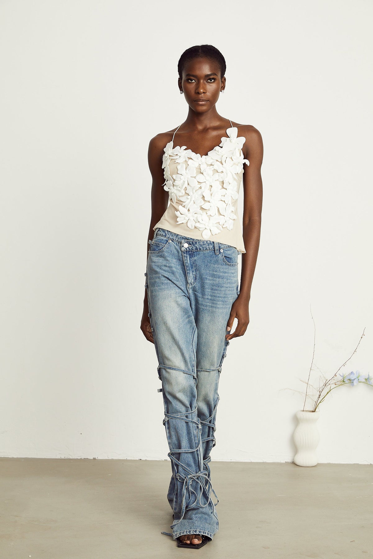 géraldine strap-detail jeans