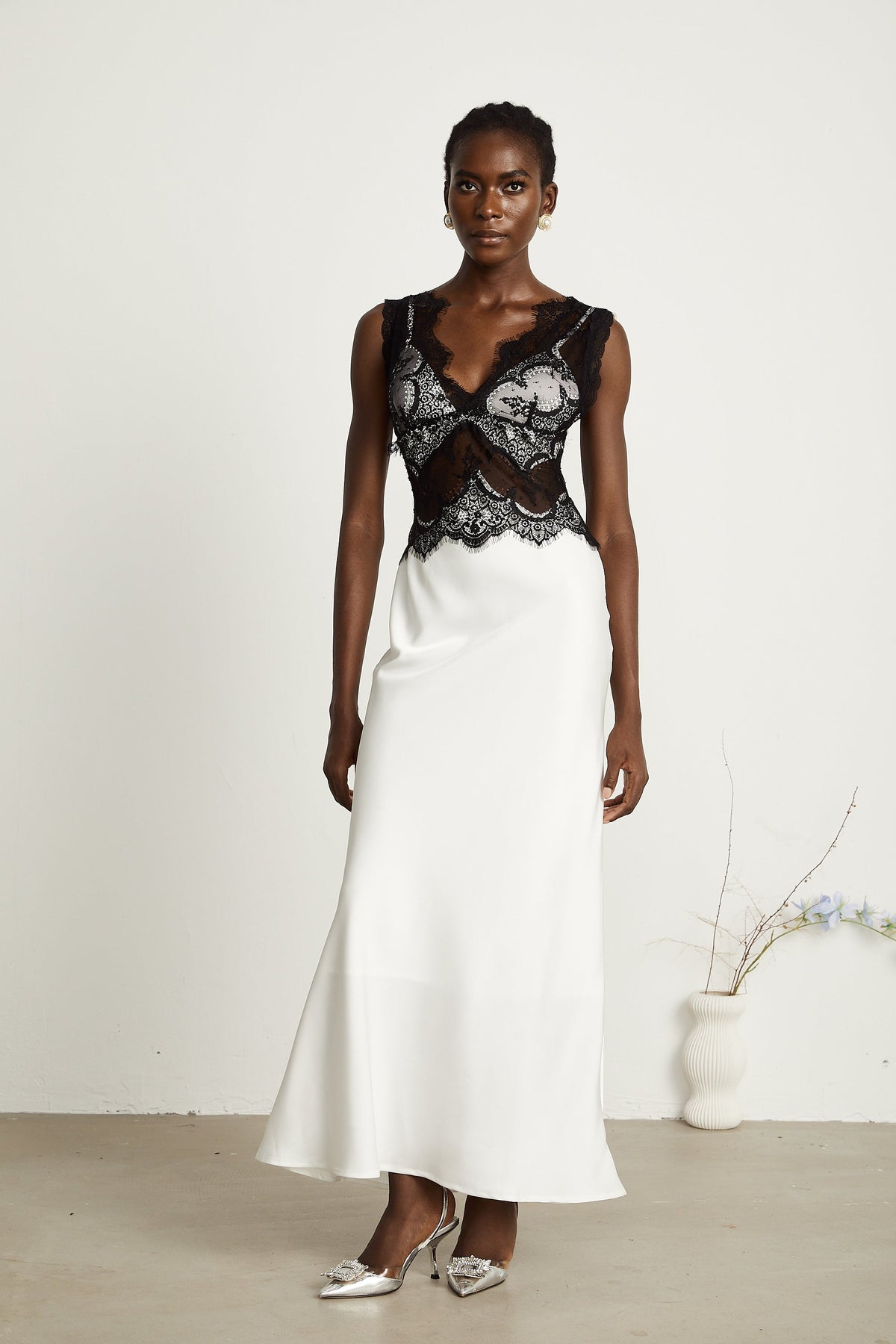 Éléonore contrast-color lace-detail maxi dress - White