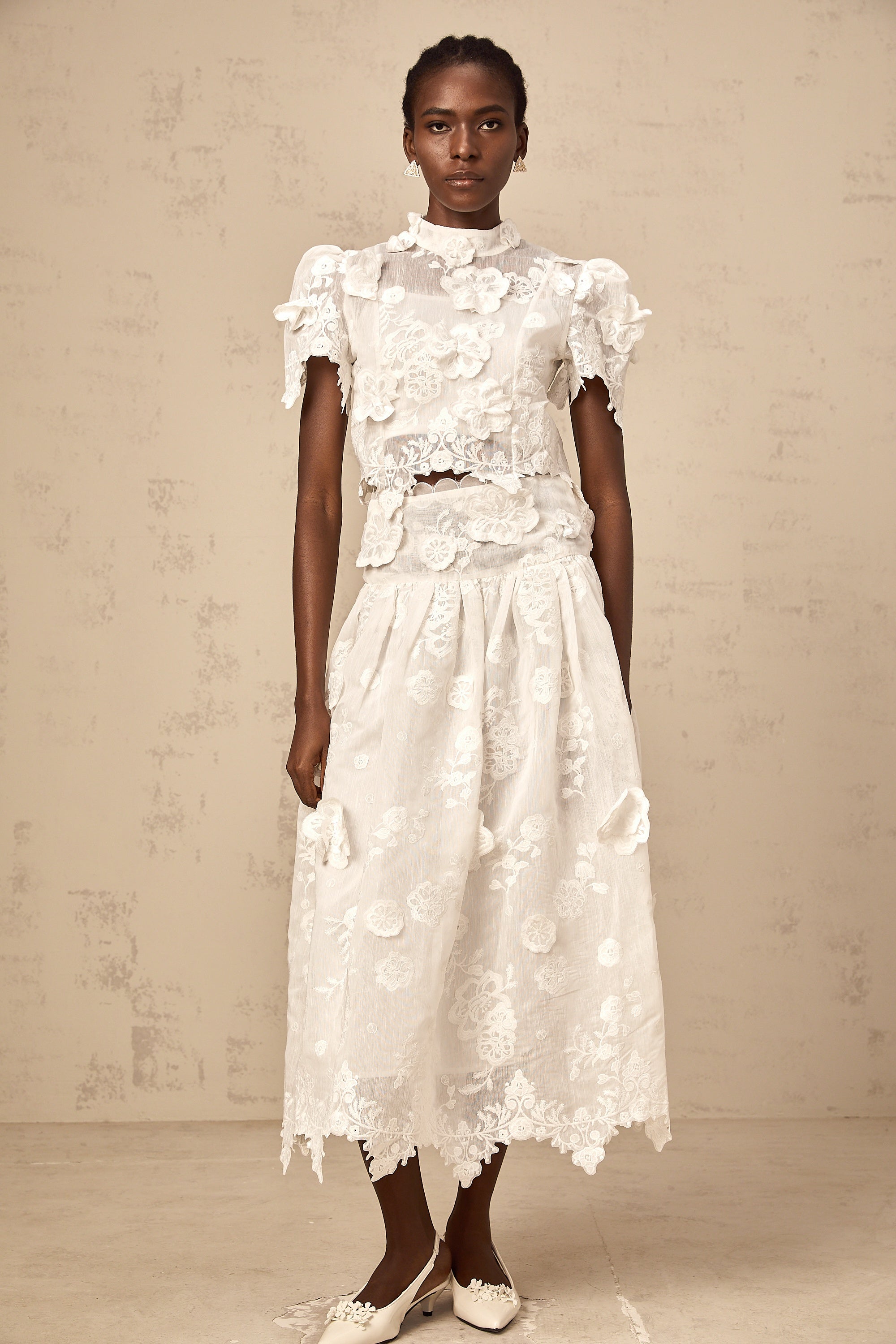Thérèse white flower-embroidered top & skirt matching set