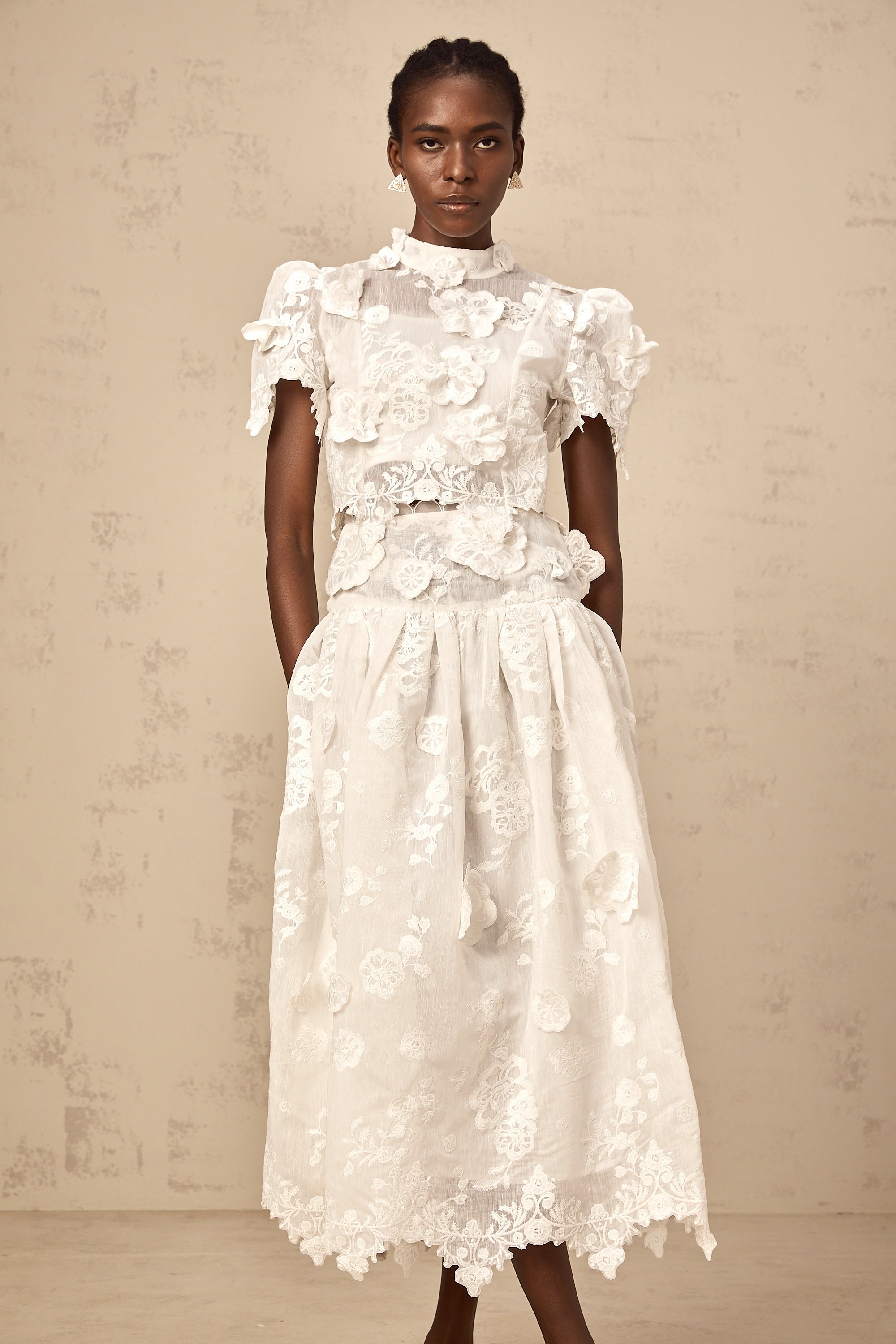 Thérèse white flower-embroidered top & skirt matching set
