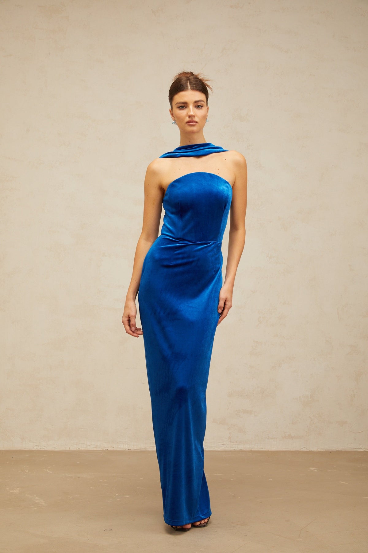 Joséphine blue fitted velvet maxi dress