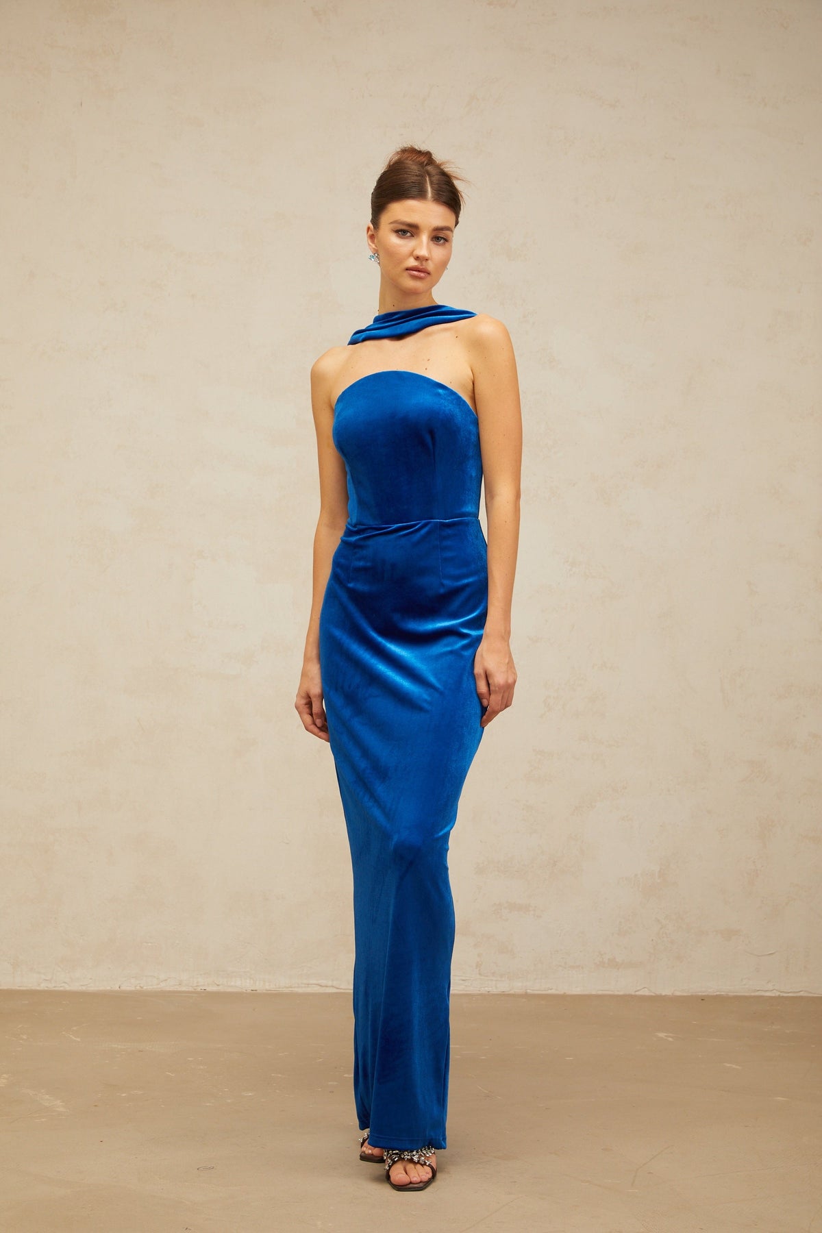 Joséphine blue fitted velvet maxi dress