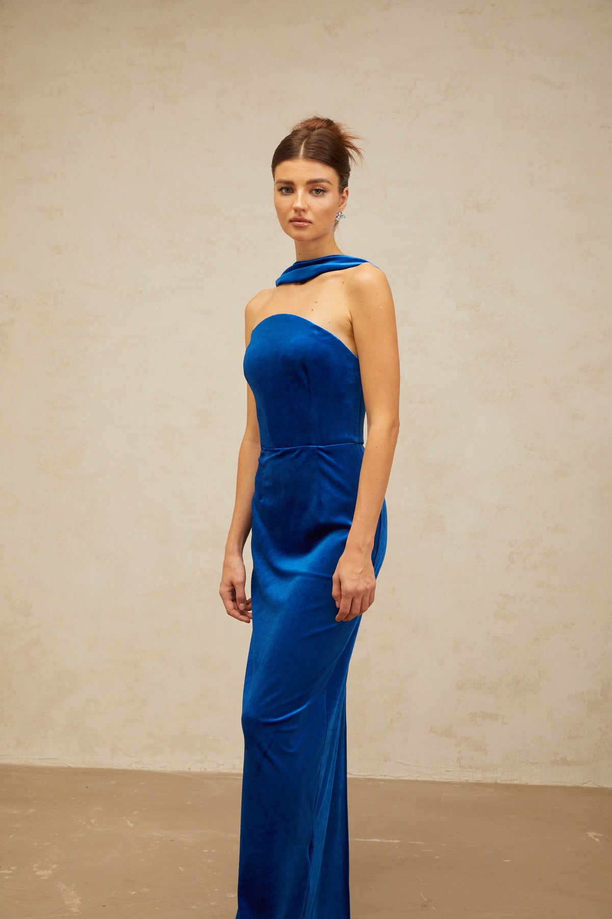 Joséphine blue fitted velvet maxi dress