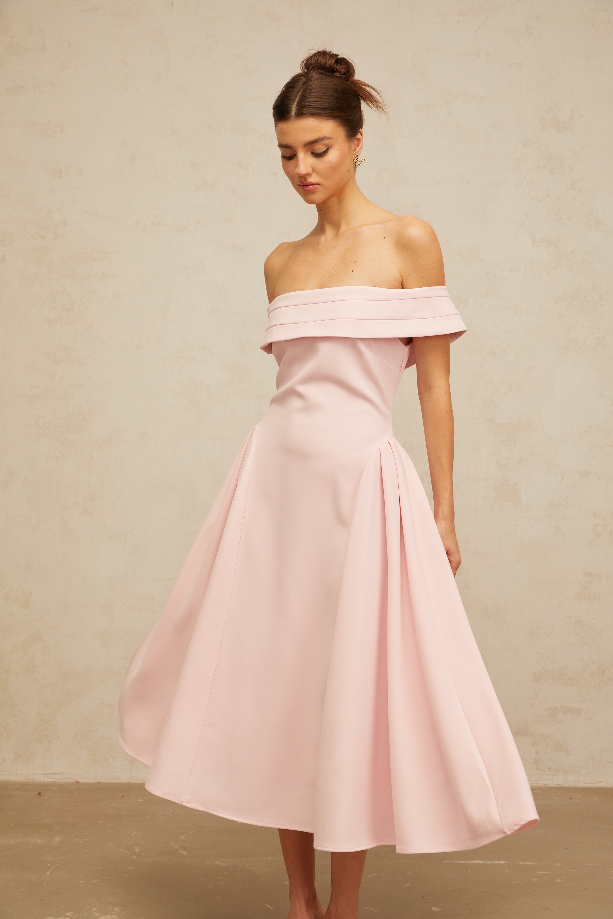 Zélie pink off-shoulder pleated midi dress