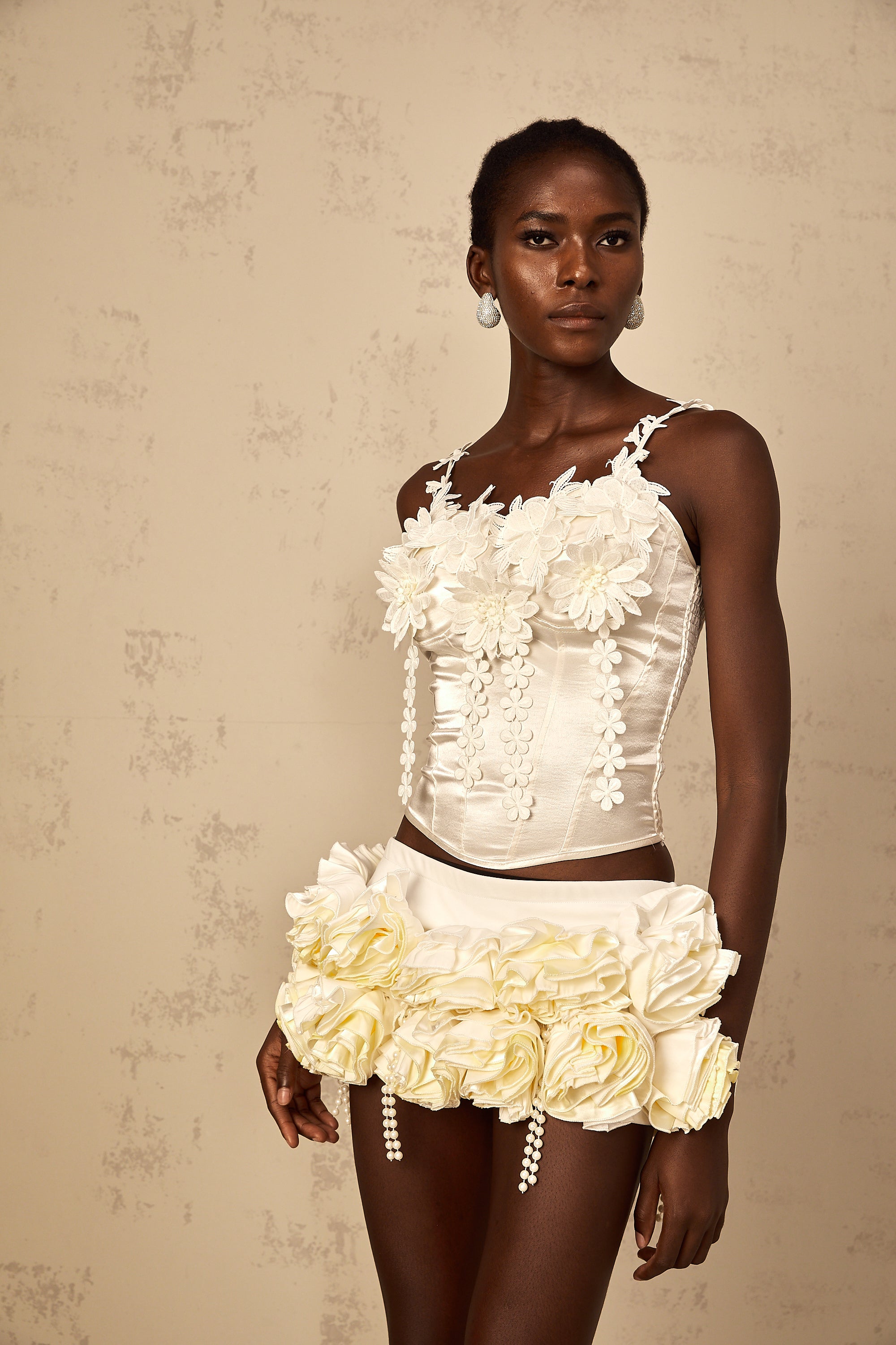 Mélina white floral-embroidered cropped top