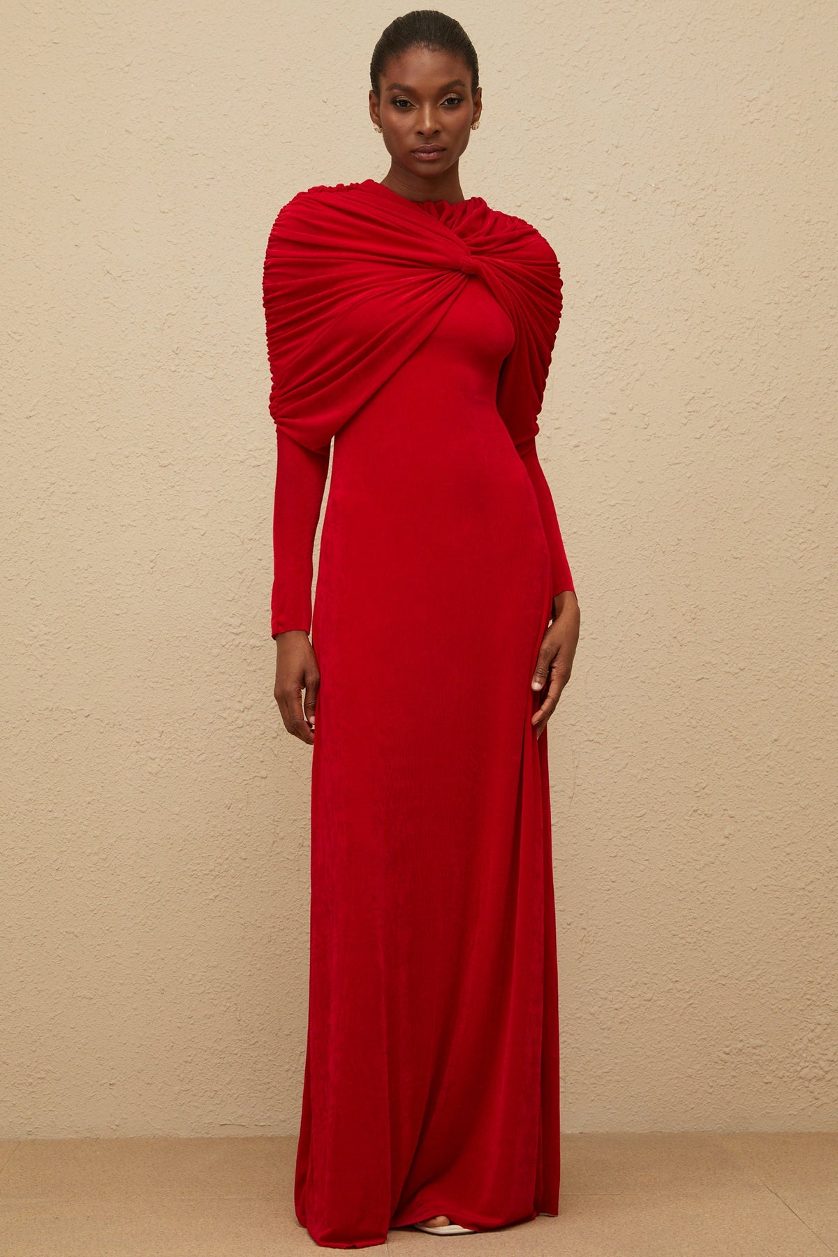 Moderne Red Cape-Design Ruched Maxi Dress