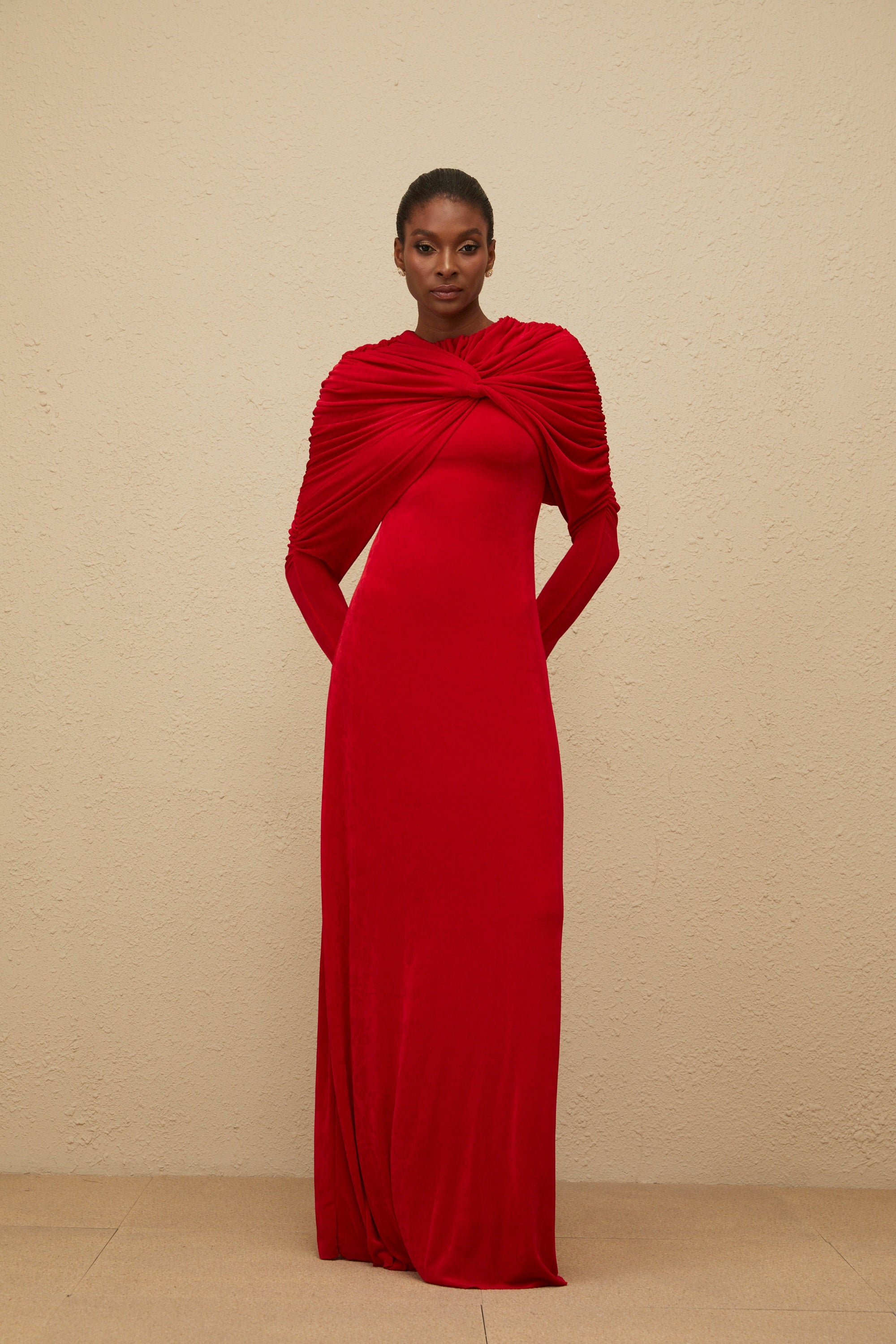 Moderne Red Cape-Design Ruched Maxi Dress