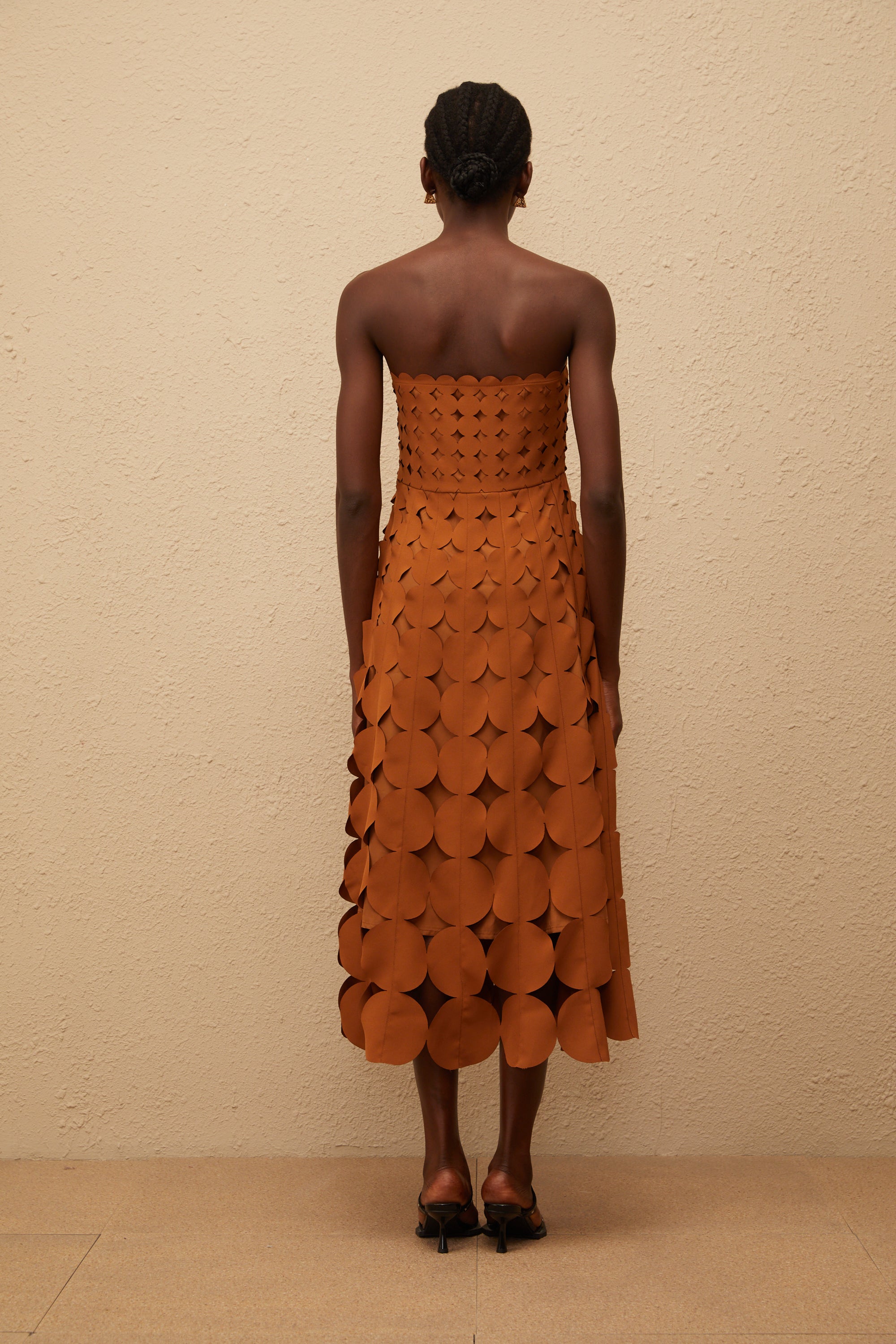 Daphné Brown Off Shoulder Scalloped Midi Dress