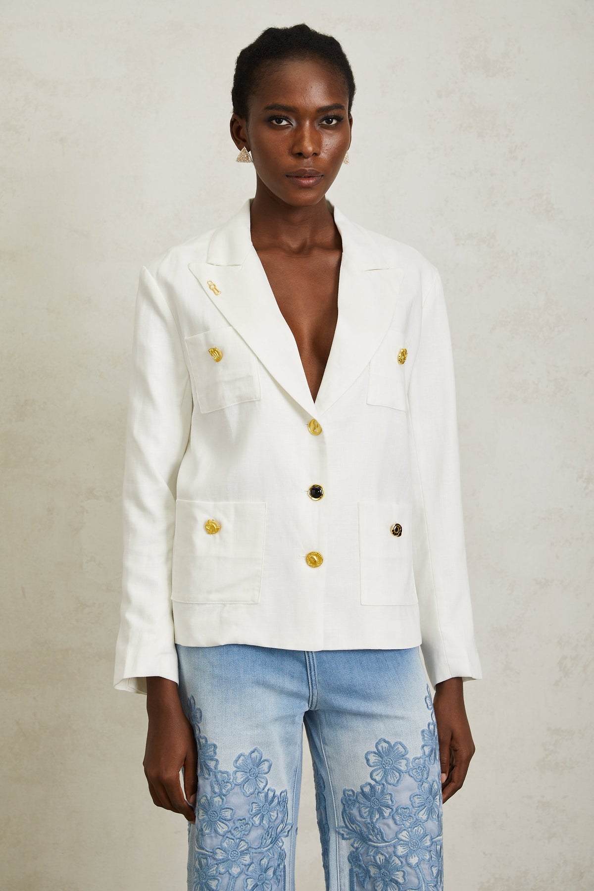 Éliane White Decorative Button Linen Blazer