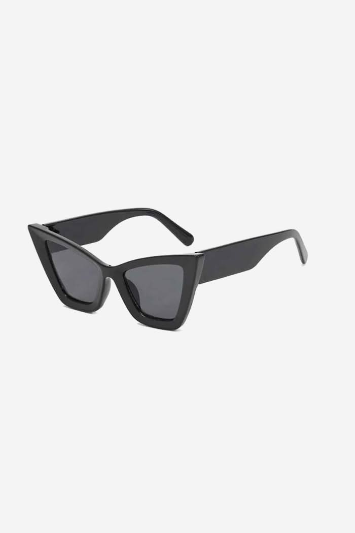 Angular Oversized Cat-Eye Sunglasses with Bold Frame Design – Black