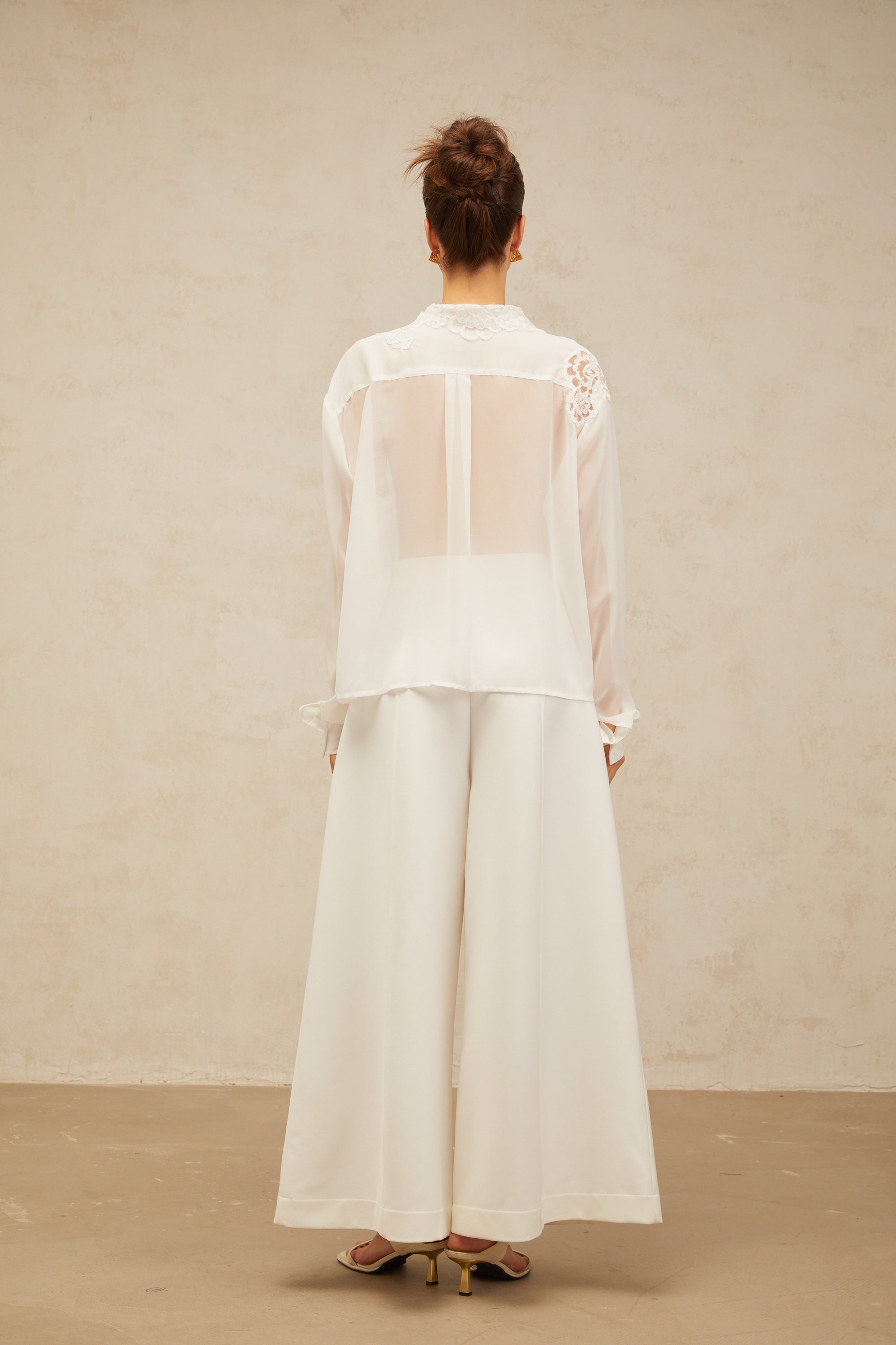 Nadine white flower-embroidered lace-panel shirt