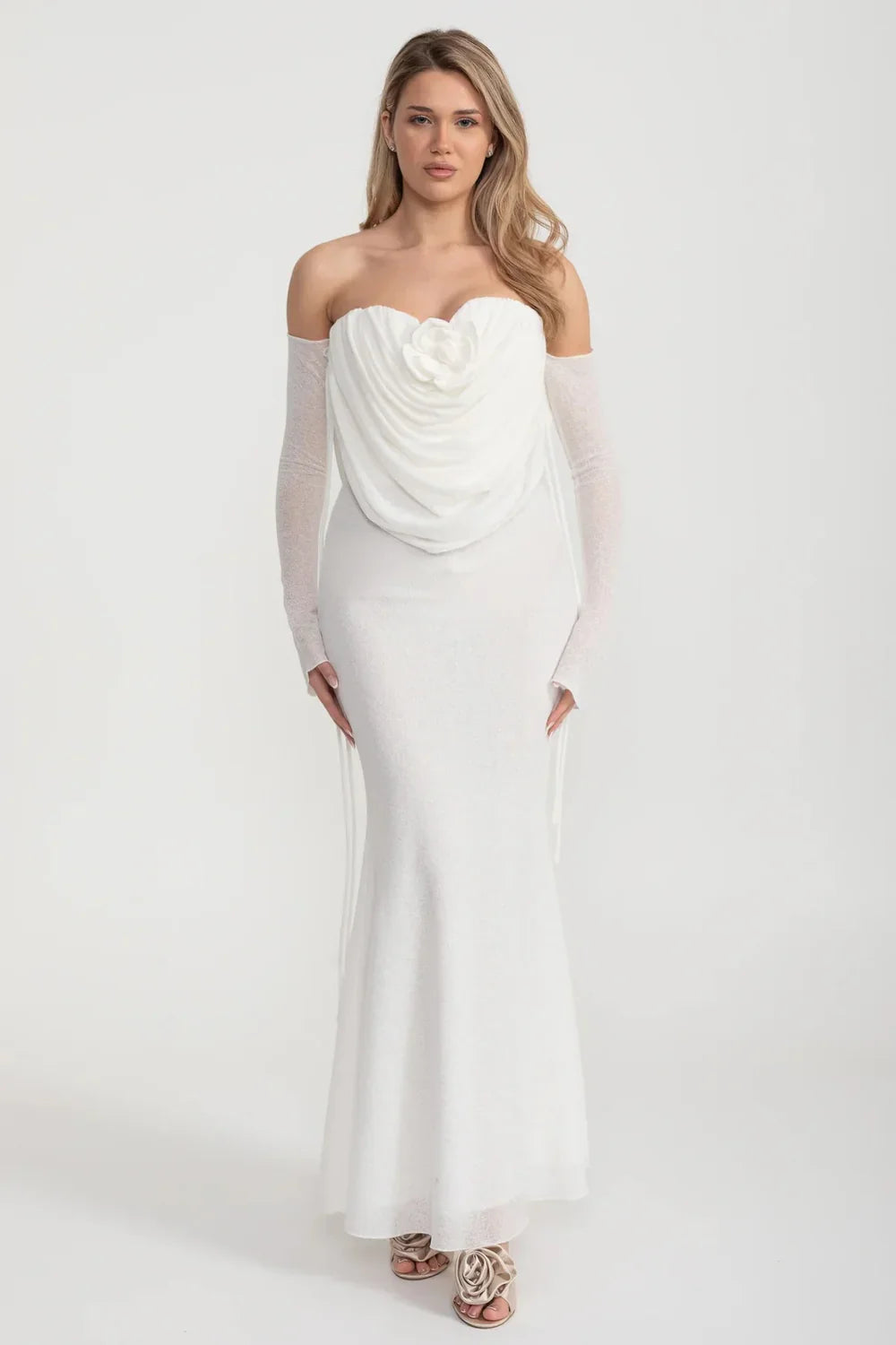 Elegant Flowing Dress With Long Sleeves, Top Draping And Central Rose Elegant Flowing Dress With Long Sleeves, Top Draping And Central Rose