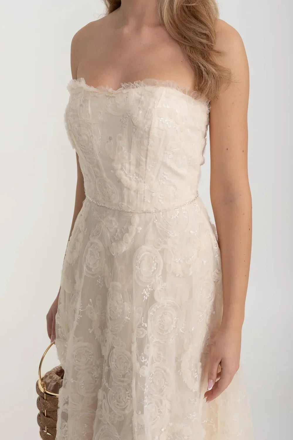 Strapless Lace Gown With Fitted Bodice And Floral Motif - Ivoire