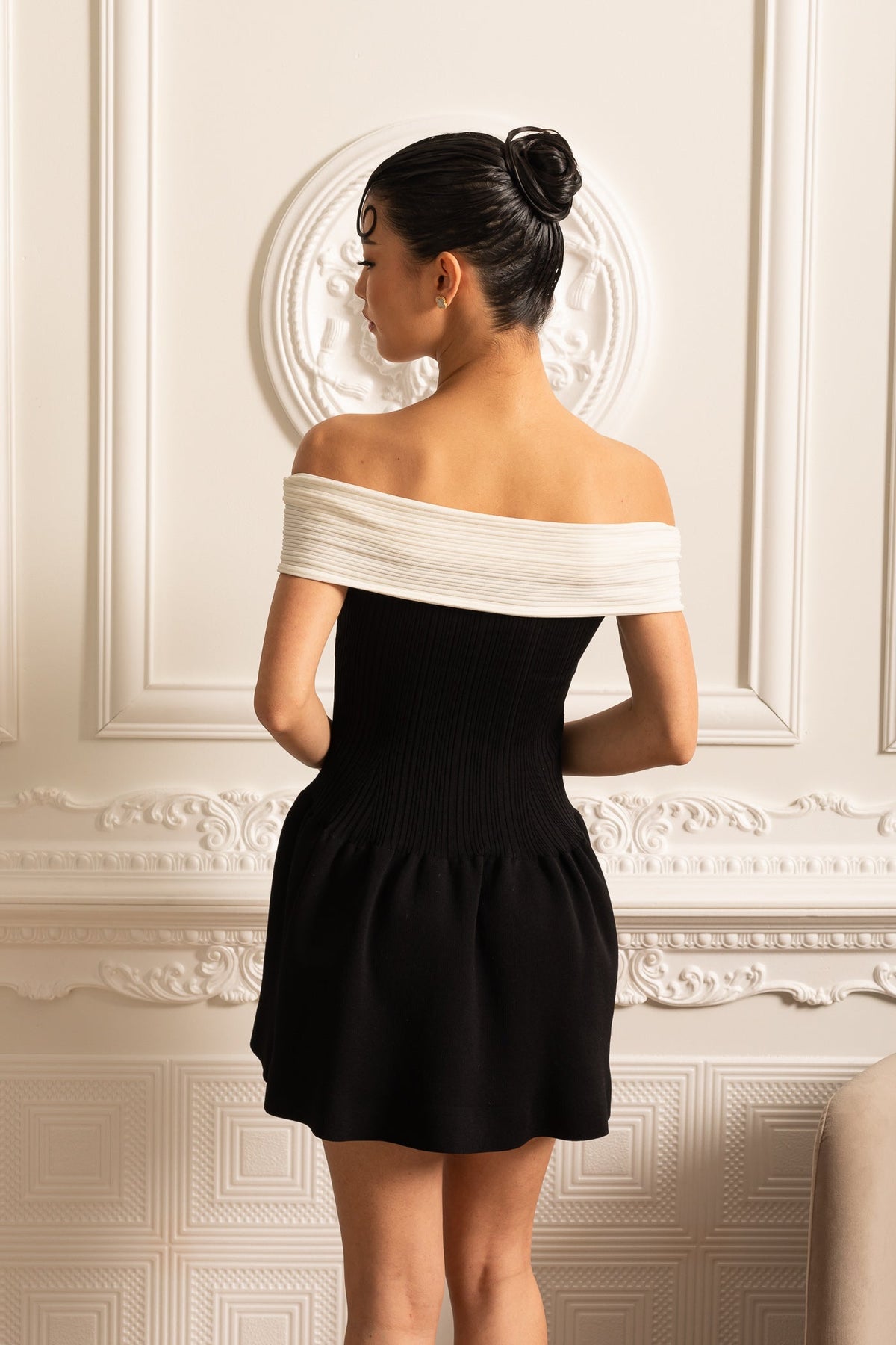 Elegant Off-Shoulder Mini Dress With Contrasting Bustier And Bow - Black