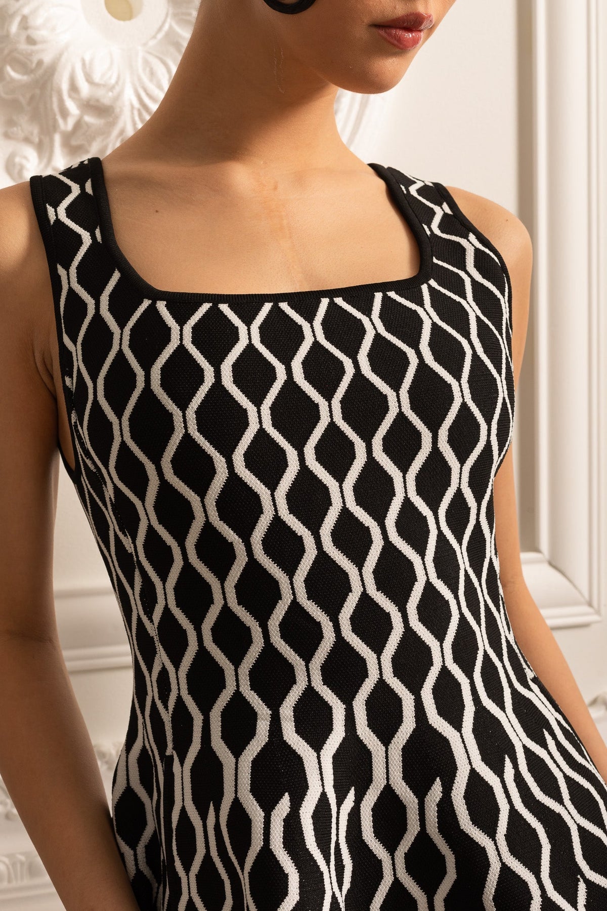 Elegant Mini Dress With White Wave Pattern - Black