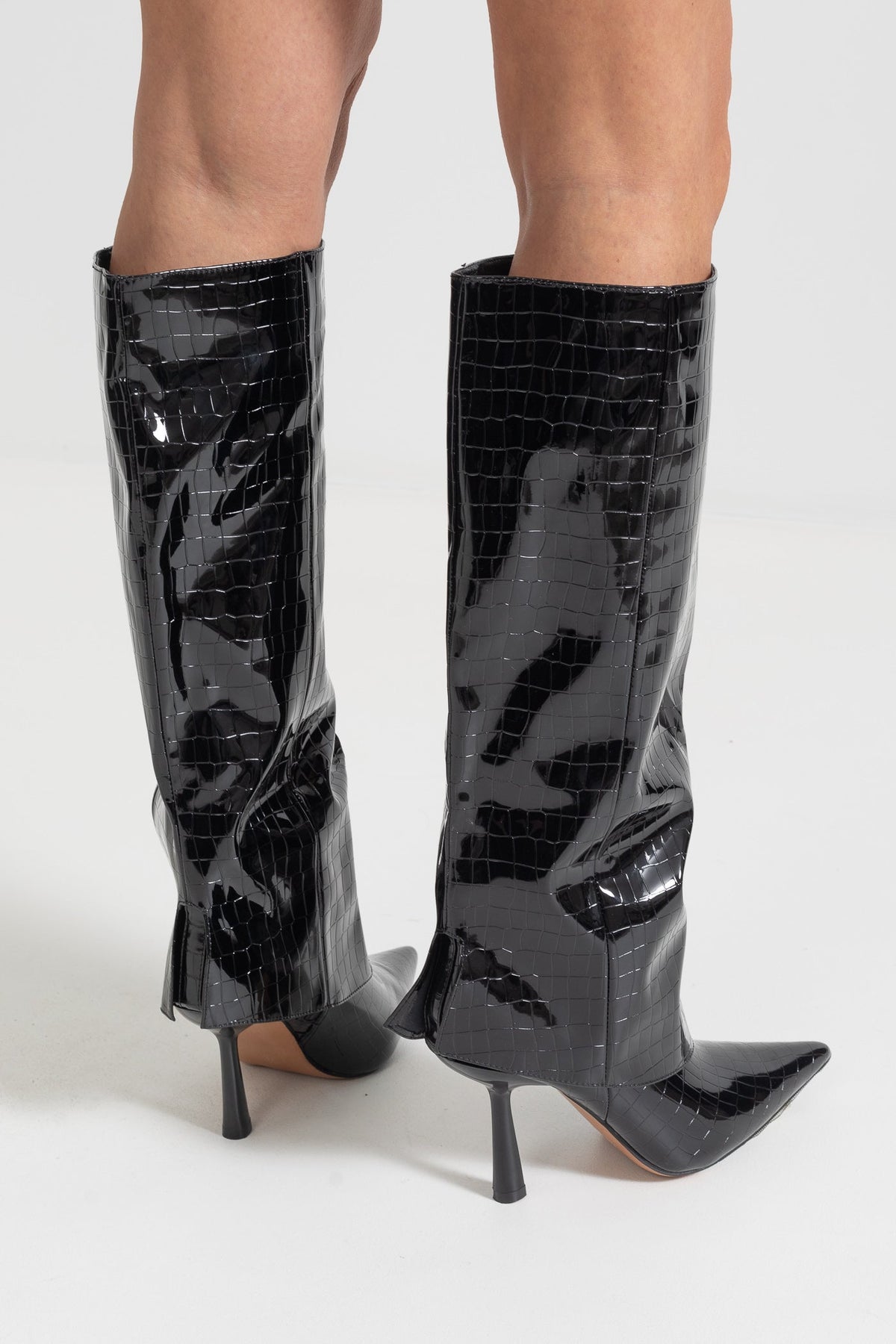 Knee-High Alligator Skin Pattern Pointed Boots - Black