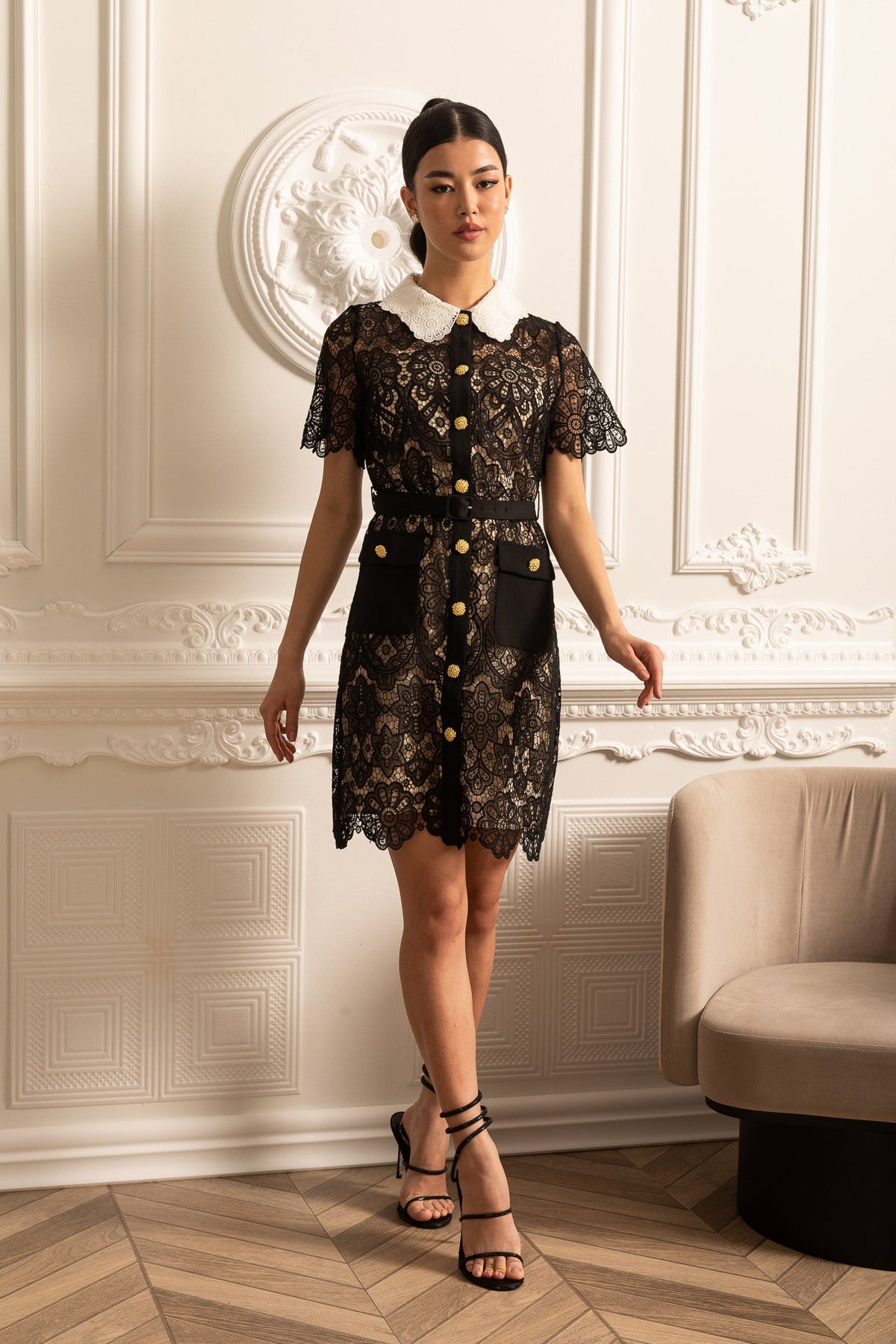 Floral Pattern Lace Dress With Short Sleeves And Contrasting Collar - Black