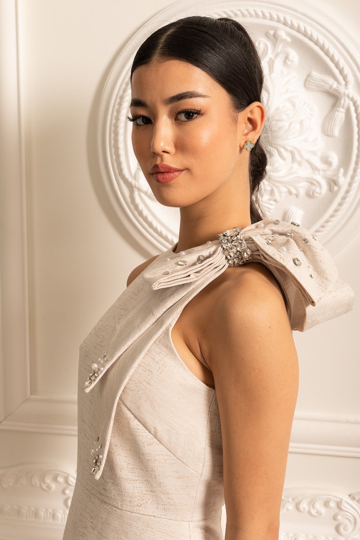 Elegant Dress With Pleated Tulle Skirt, Shoulder Bow And Sparkling Embellishments - Ivoire