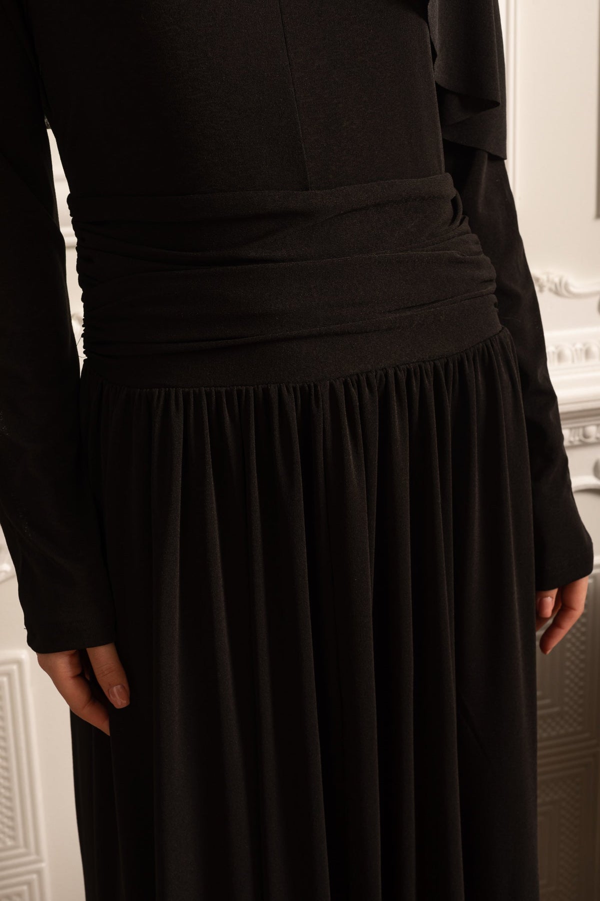 Elegant Dress With Ruched Waist, Pleated Maxi Skirt And Cape-Like Layered Top - Black