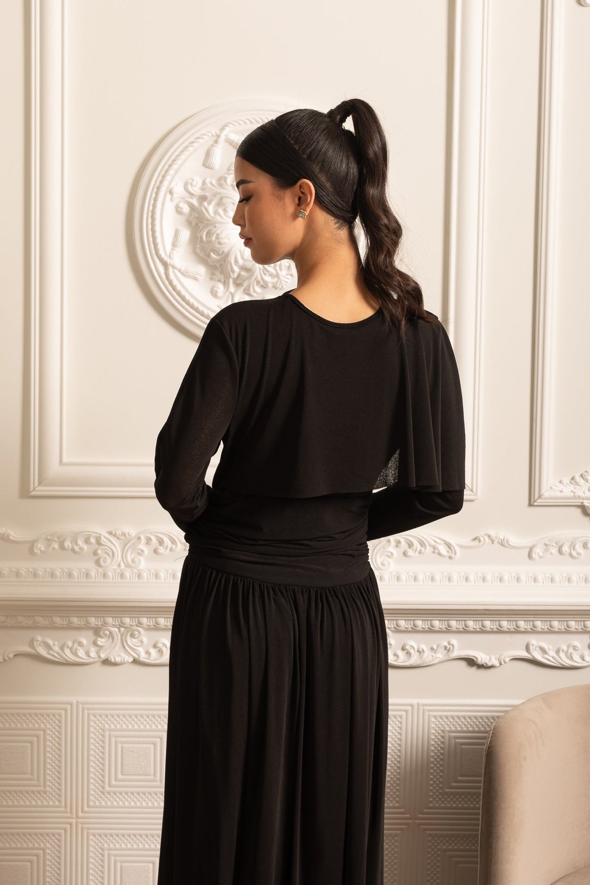 Elegant Dress With Ruched Waist, Pleated Maxi Skirt And Cape-Like Layered Top - Black