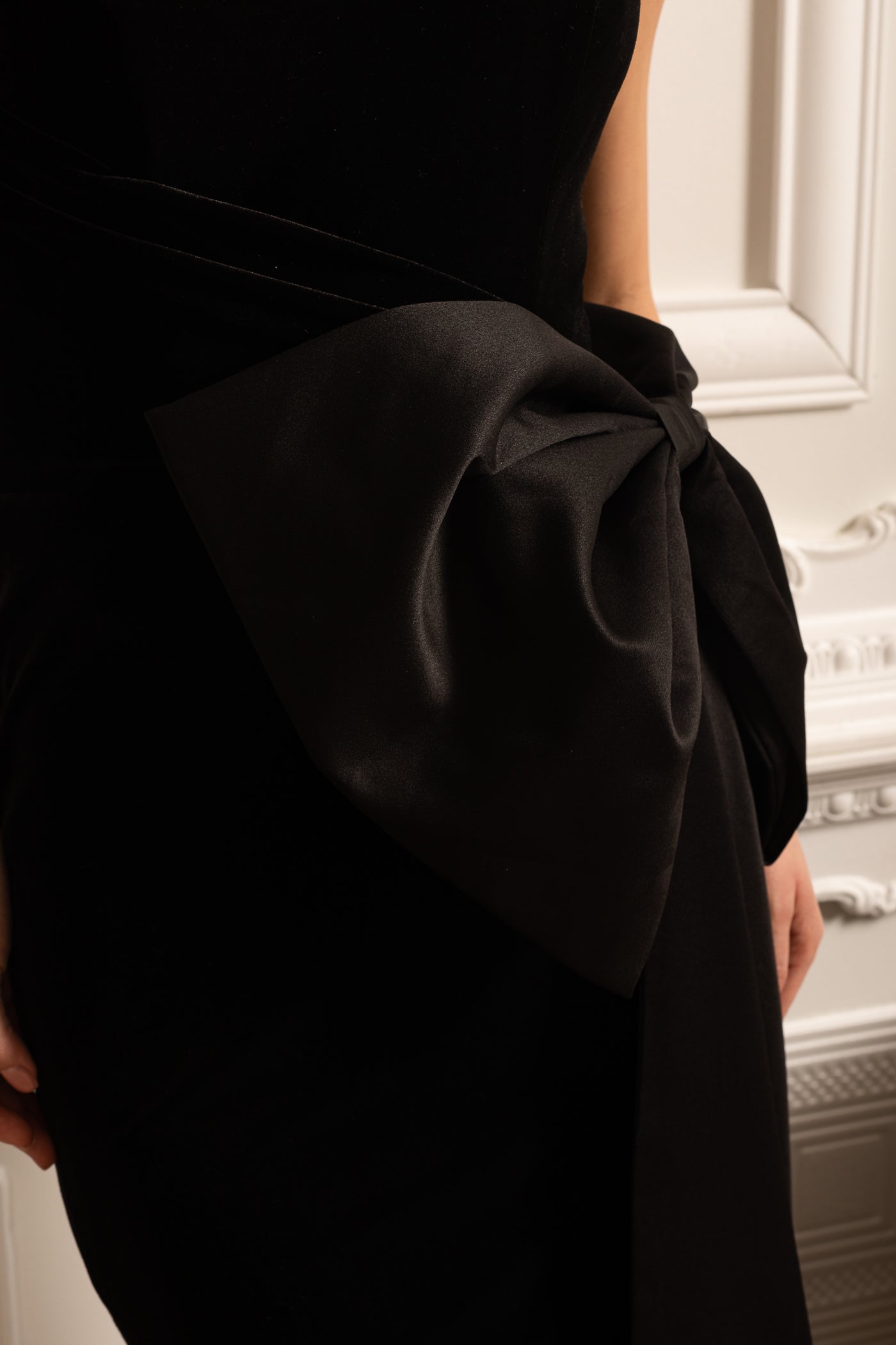 Elegant Strapless Dress With Draped Satin Bow - Black