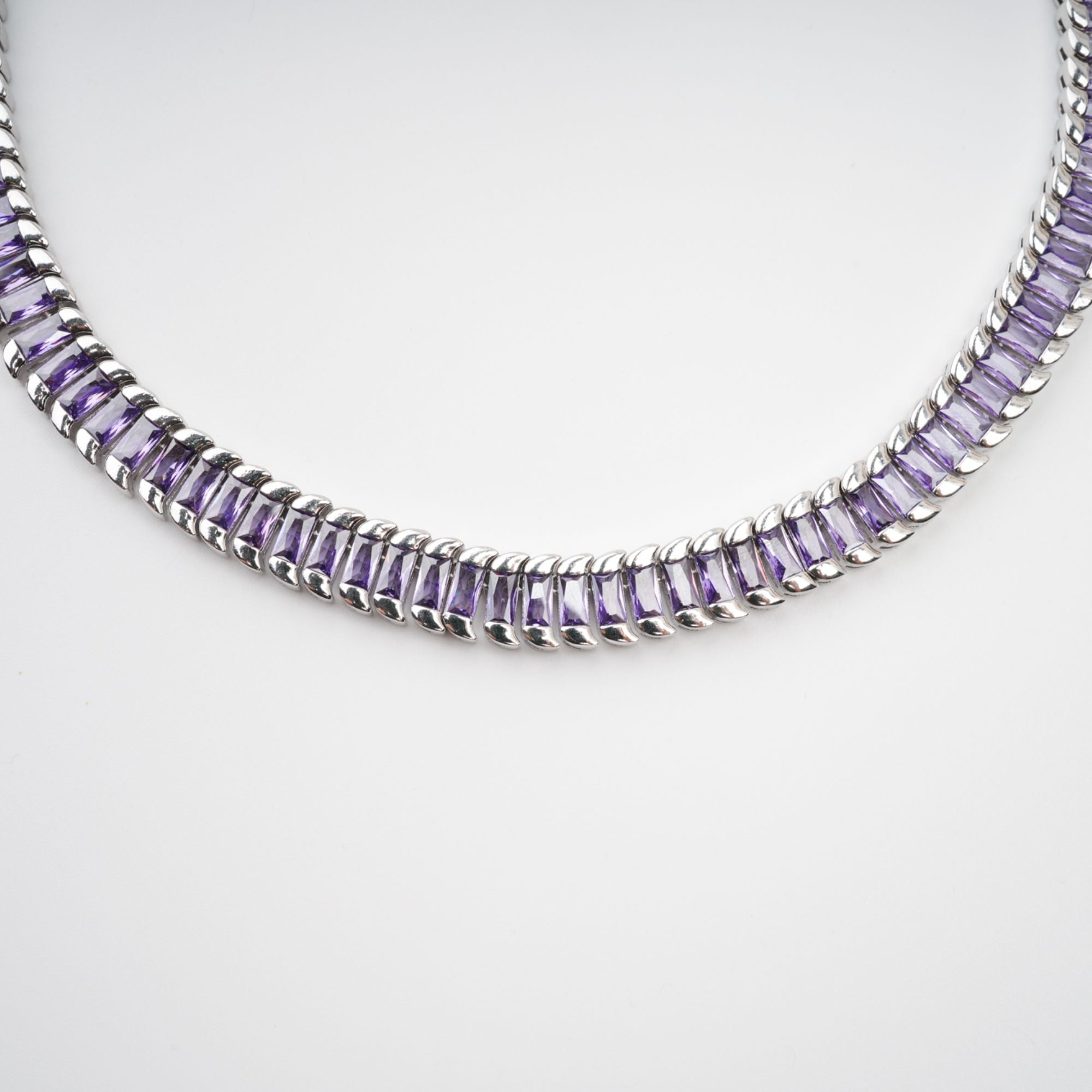 Isoline Light Purple Crystal Embellished Necklace