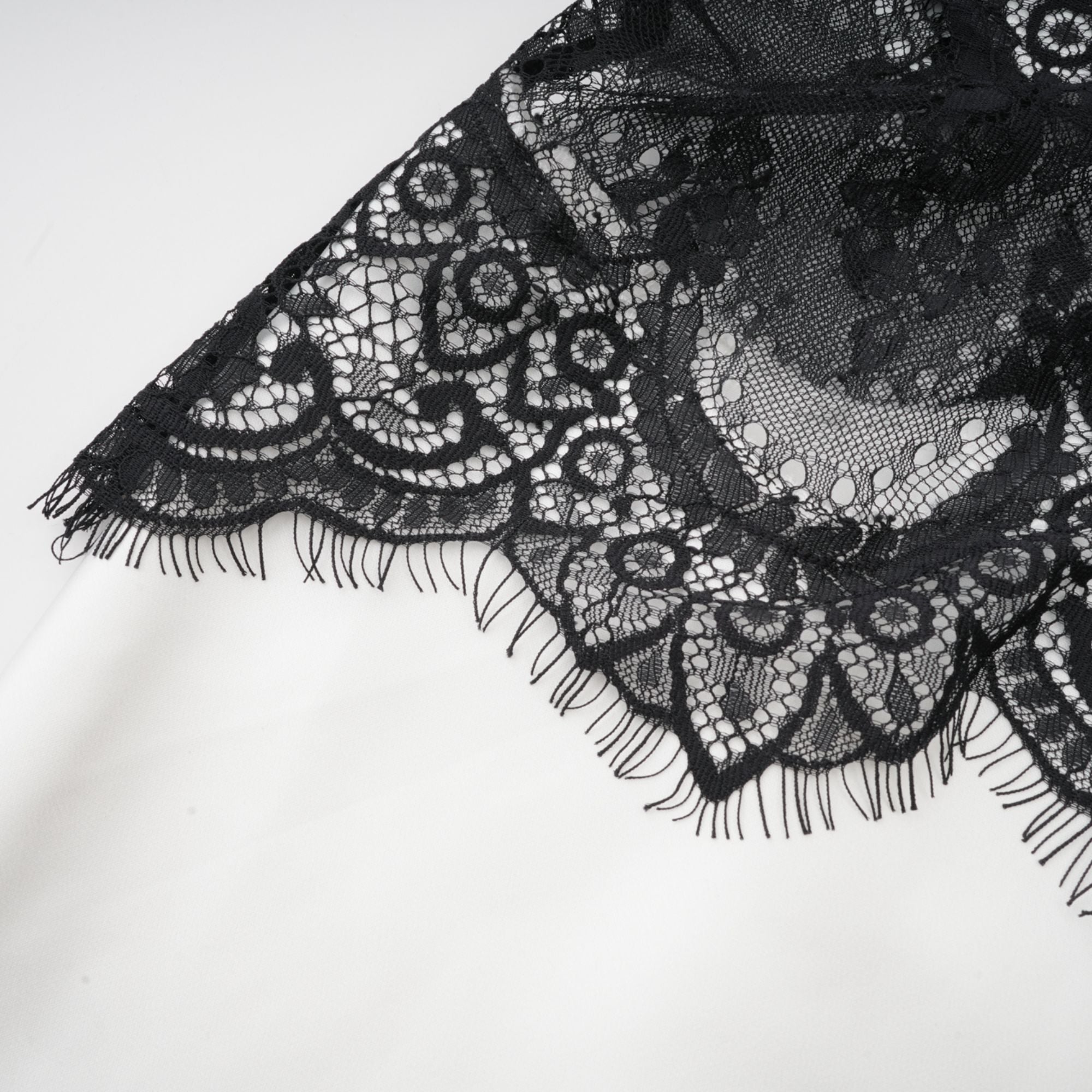 Éléonore contrast-color lace-detail maxi dress