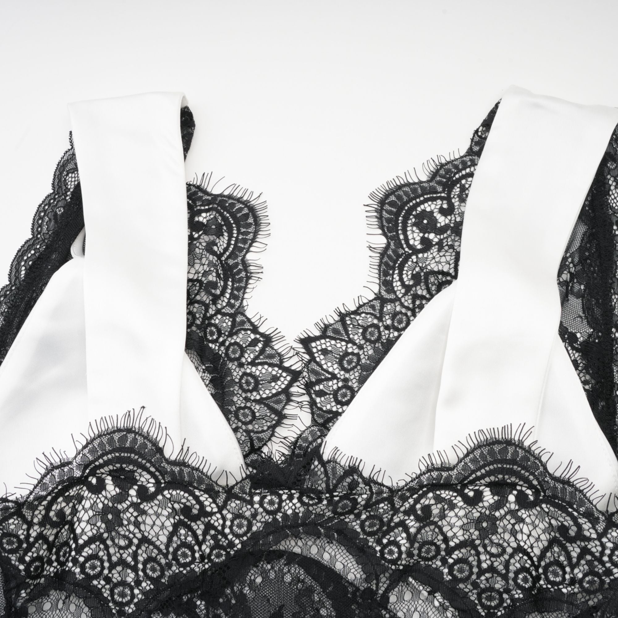 Éléonore contrast-color lace-detail maxi dress