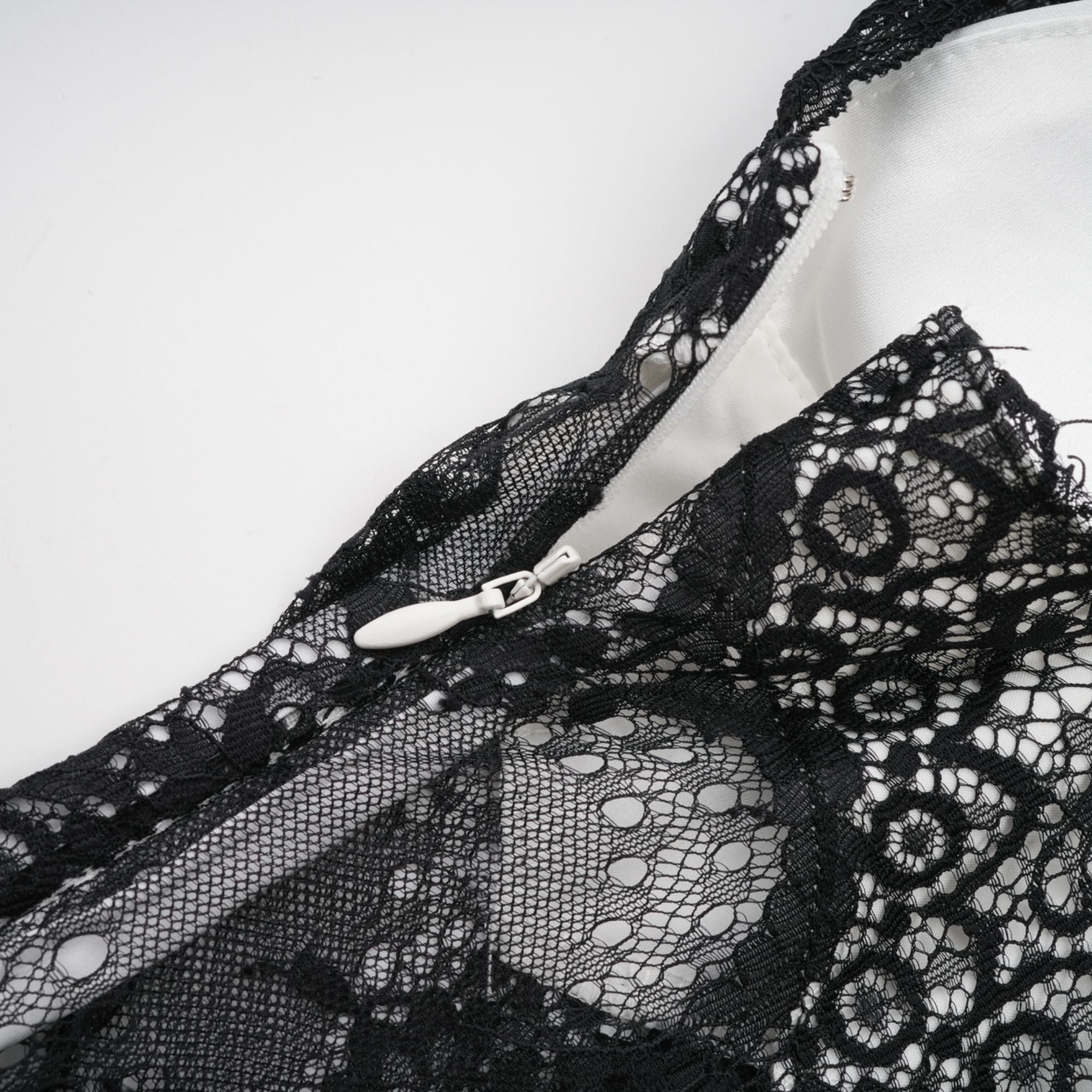 Éléonore contrast-color lace-detail maxi dress