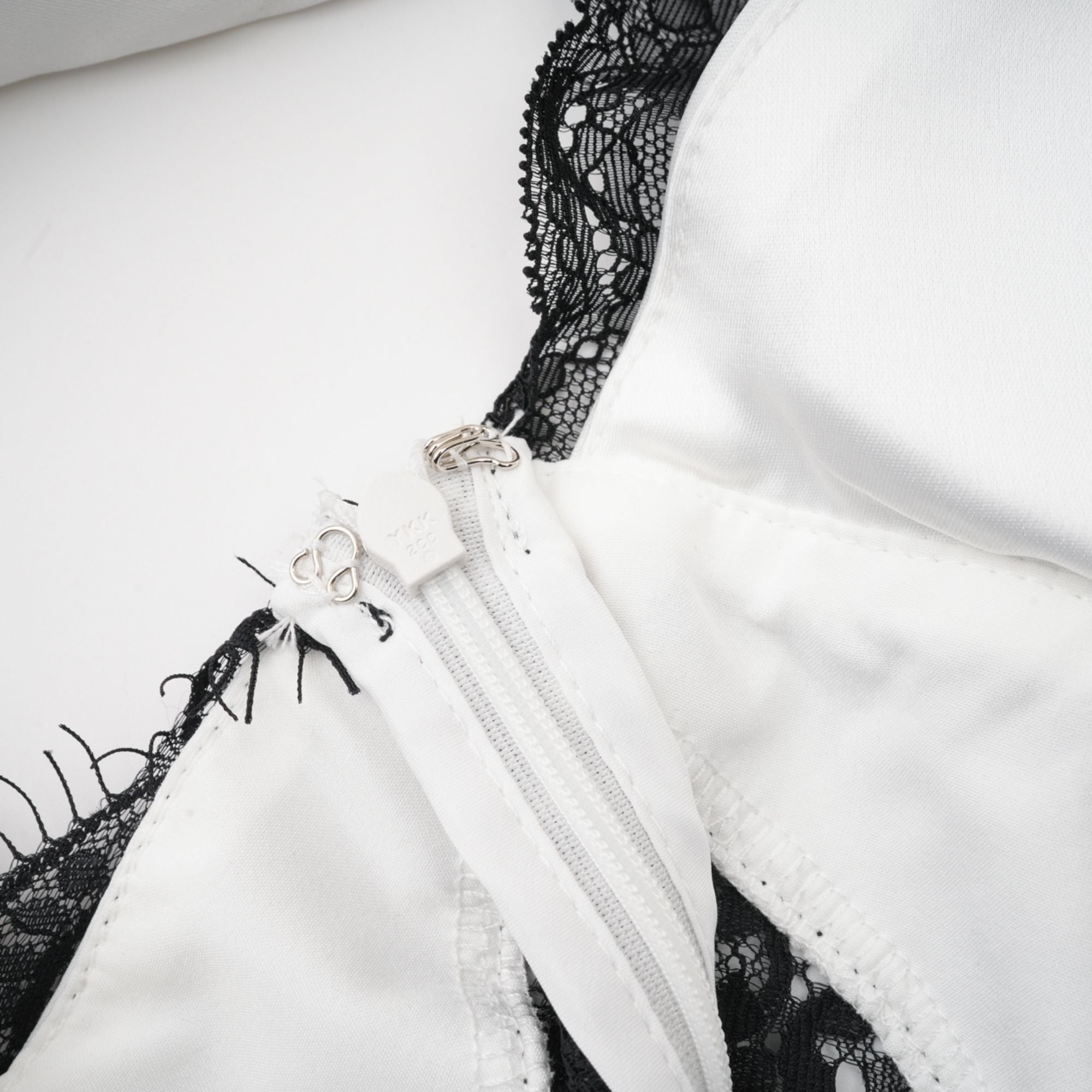 Éléonore contrast-color lace-detail maxi dress