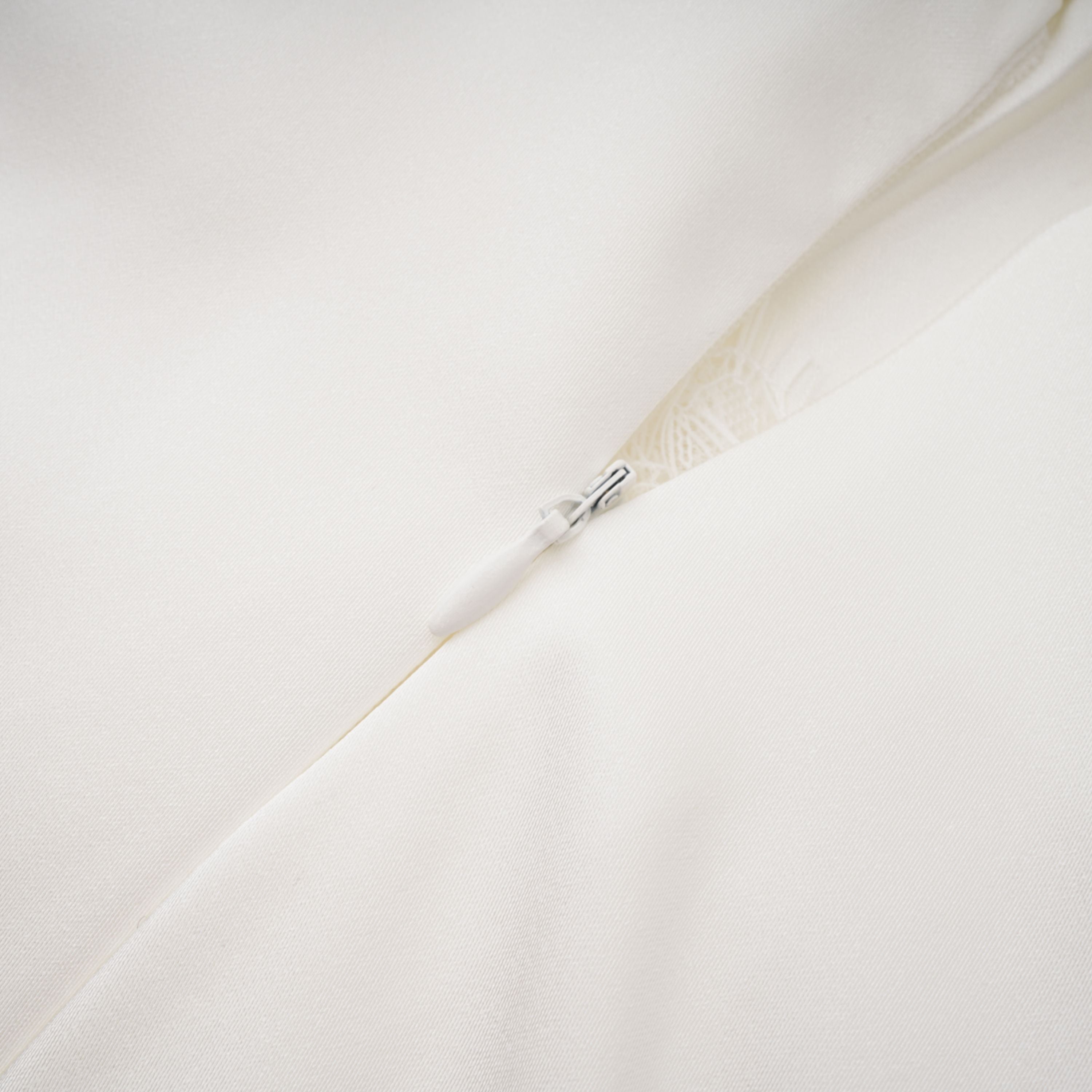 Víctor White Off-Shoulder Lace Panel Maxi Dress