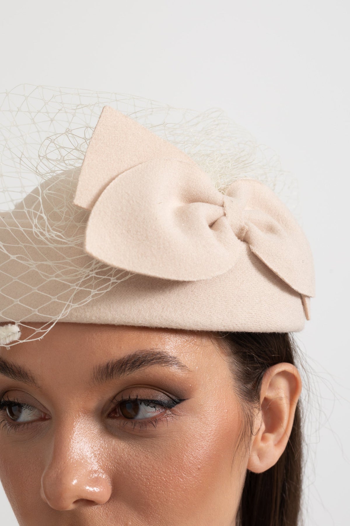 Elegant Hat With Delicate Netting And Decorative Bow Applique - Beige