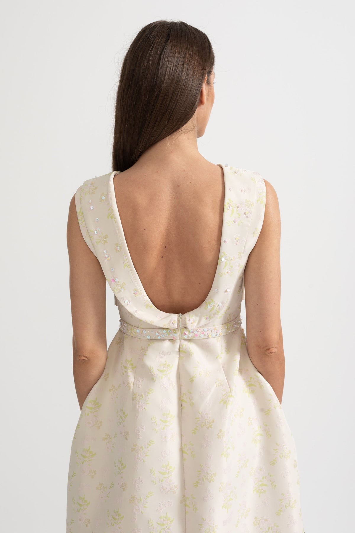 Floral Embroidered Sleeveless Dress With High Neckline And Front Slit - Ivoire