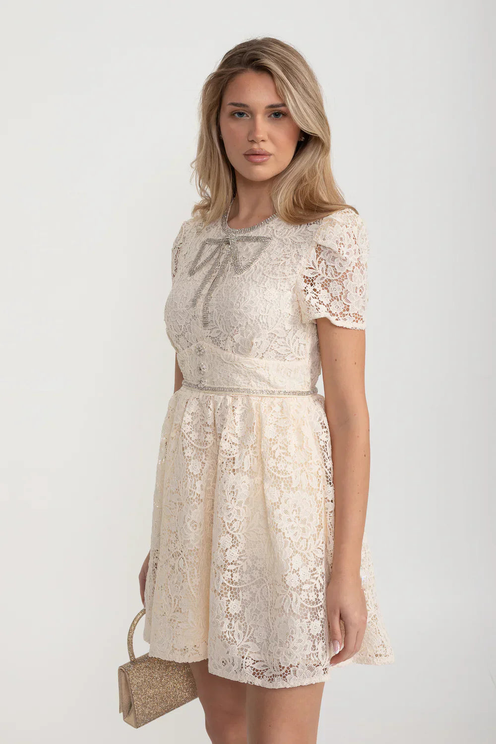 Short Sleeved Lace Dress With Rounded Neckline And Decorative Bow - Ivoire