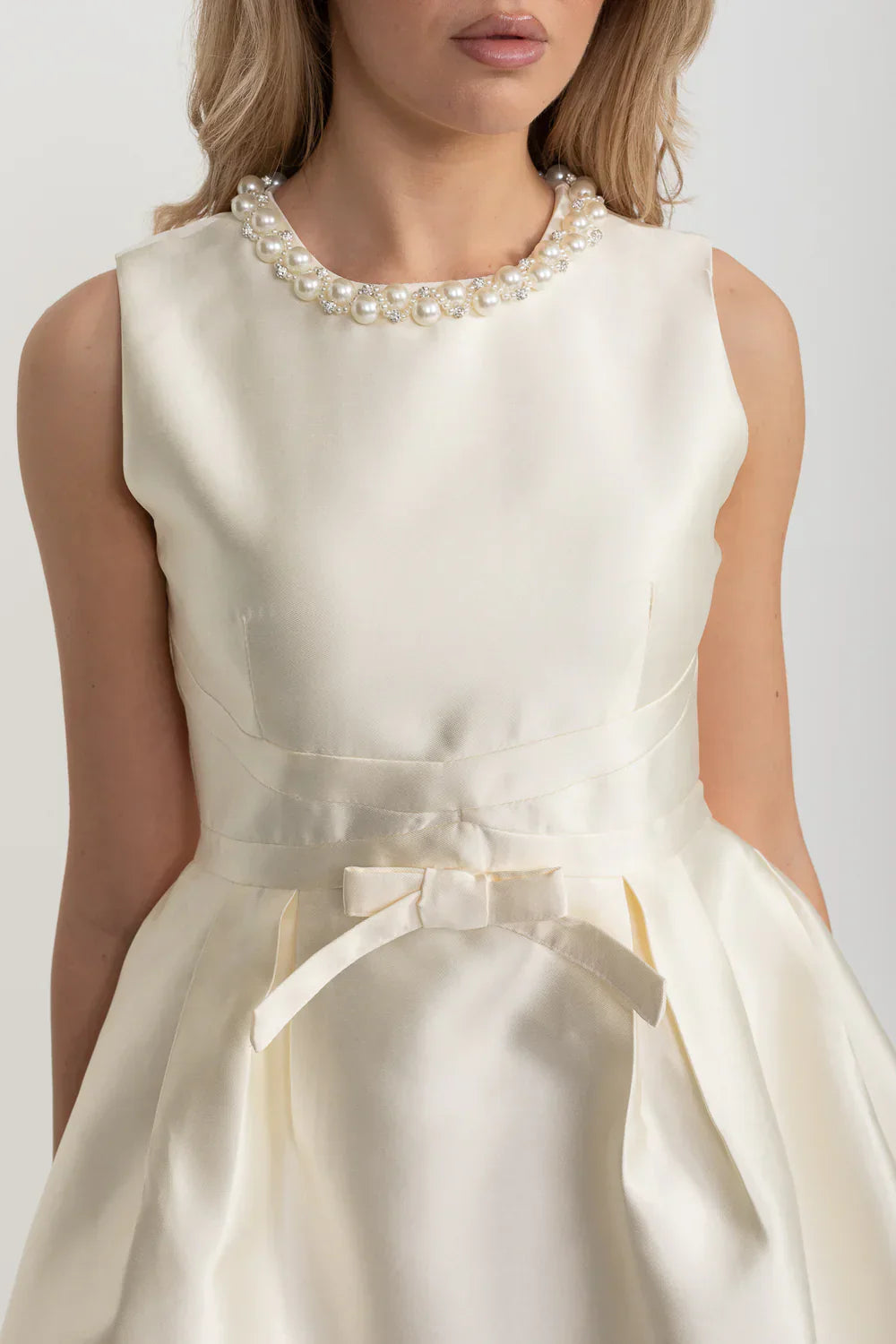 Elegant Fitted Dress With Pearl-Embellished Round Neckline And Bow Waistline Accent - Ivoire