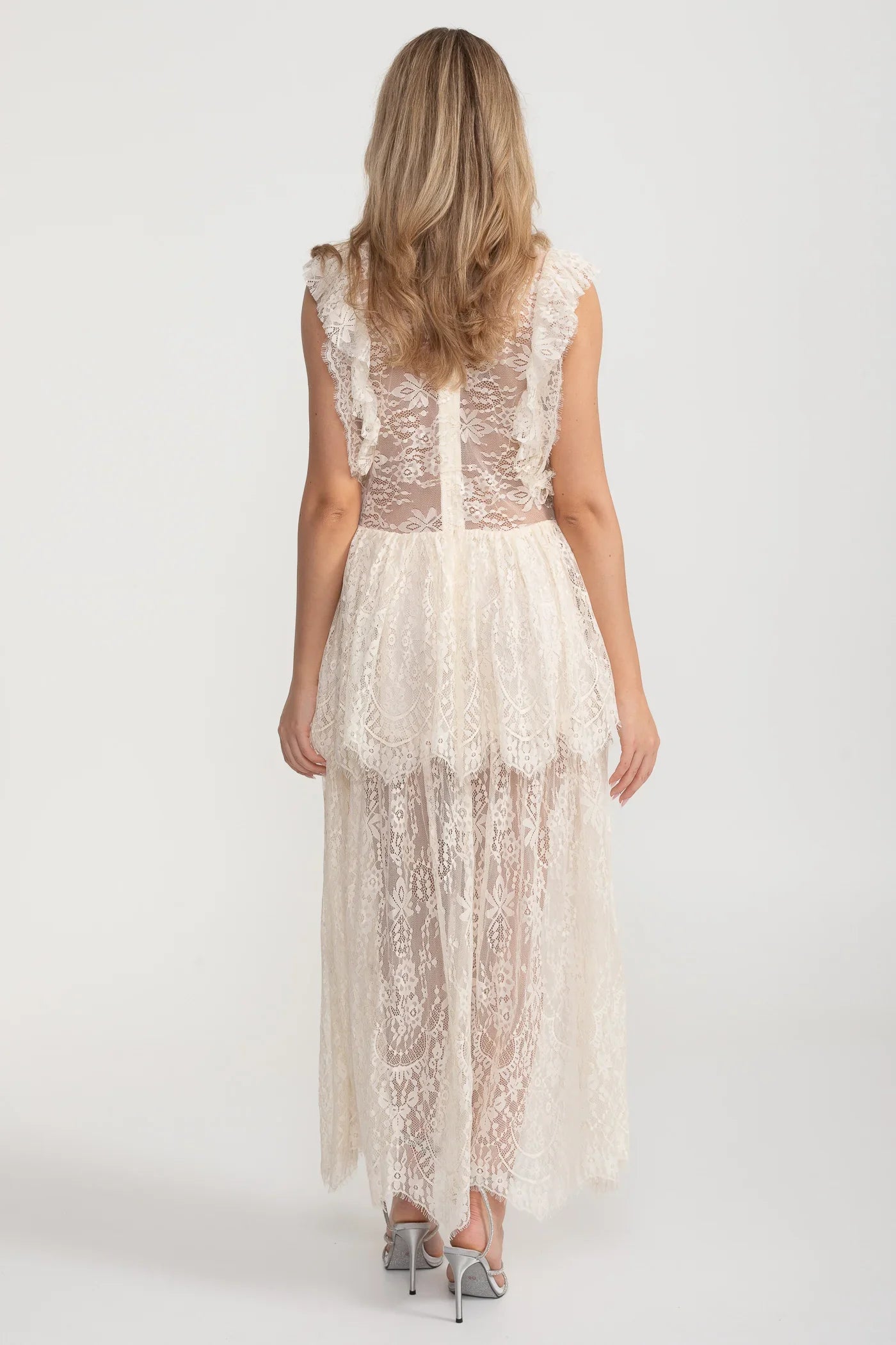 Elegant Vintage-Inspired Lace Dress With Ruffled Details And Layered Skirt - Ivoire