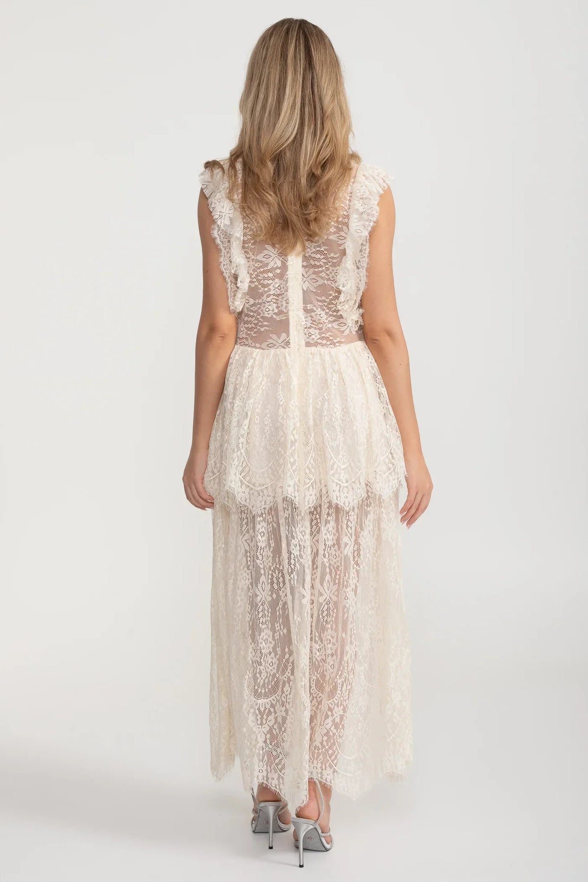 Elegant Vintage-Inspired Lace Dress With Ruffled Details And Layered Skirt - Ivoire