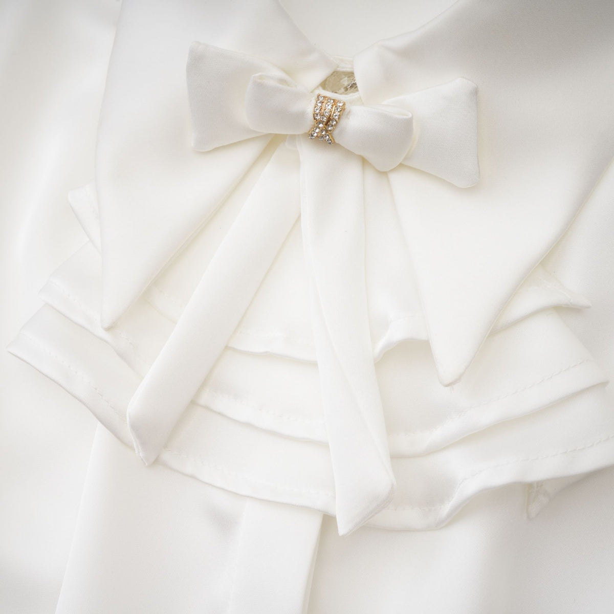 Andréa white ruffled trim shirt