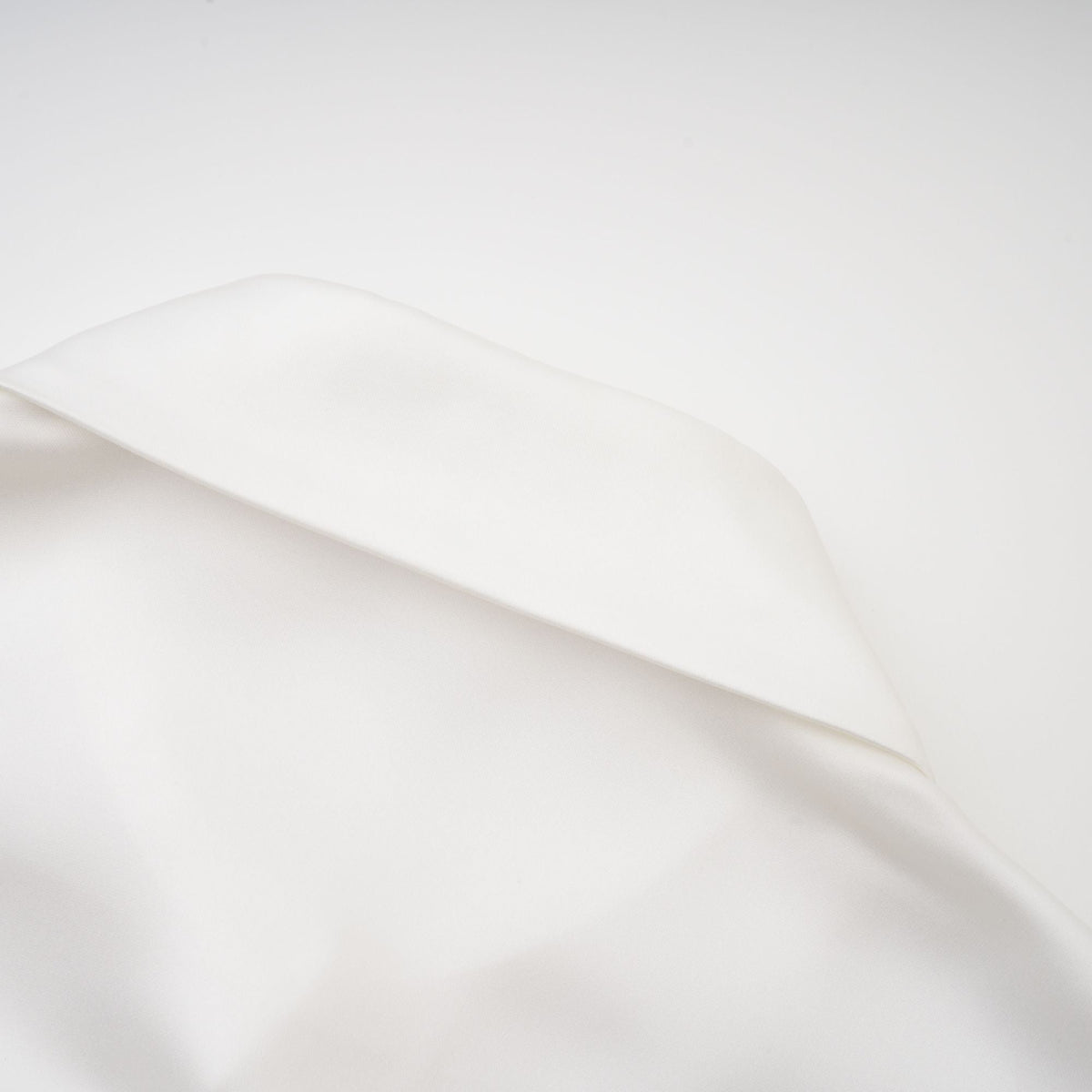 Andréa white ruffled trim shirt
