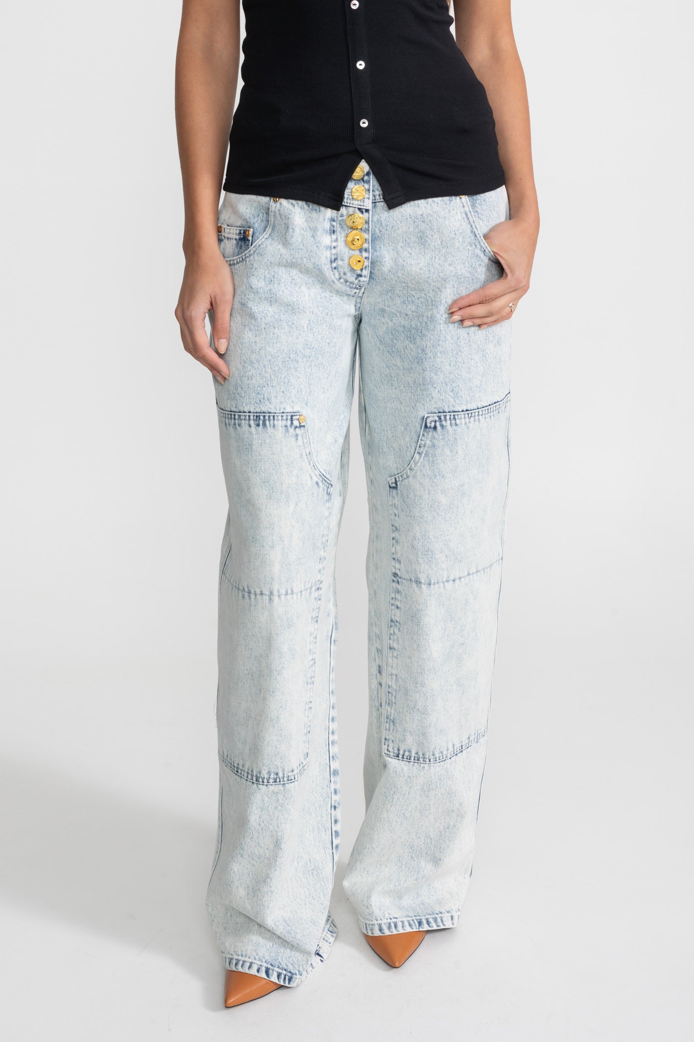 High-Waisted Wide-Leg Jeans with Gold Buttons - Light Blue