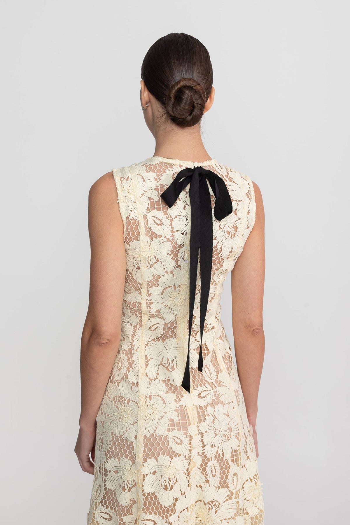 Lace Sleeveless Midi Dress With Round Neckline And Scalloped Hem - Yellow