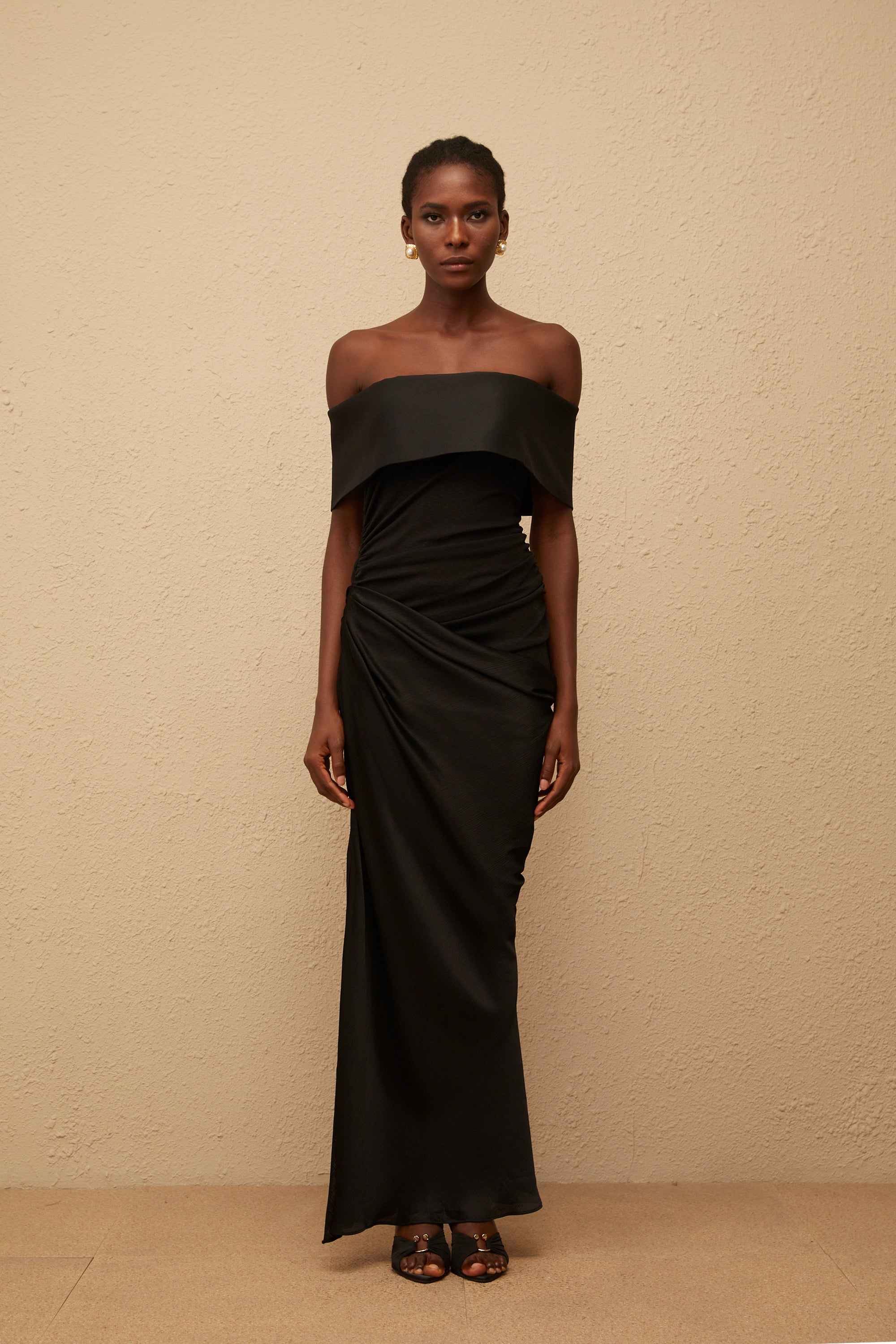Éther Black Off-Shoulder Satin Maxi Dress